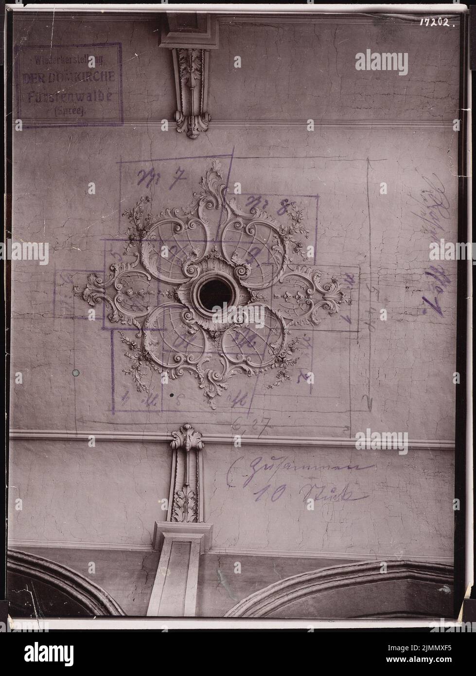 Dihm Ludwig (1849-1928), Domkirche St. Marien, Fürstenwalde/Spree (1908) : rosette de plafond, manuscrit. Remarques. Dessin au crayon à colorier par photo sur papier, 24,1 x 18,1 cm (y compris les bords de numérisation) Banque D'Images