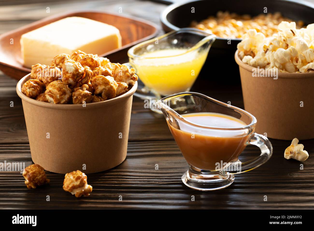 Seaux en papier avec beurre et pop-corn caramel sur la table de cuisine Banque D'Images