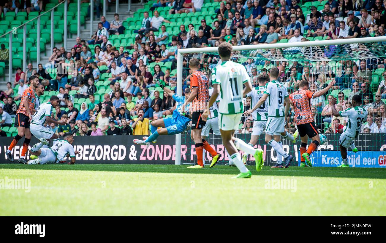 GRONINGEN - (l) Benaissa Benamar du FC Volendam voit son entête entrer dans le but lors du match hollandais entre le FC Groningen et le FC Volendam au stade Euroborg de 7 août 2022 à Groningen, pays-Bas. ANP COR LASKER Banque D'Images