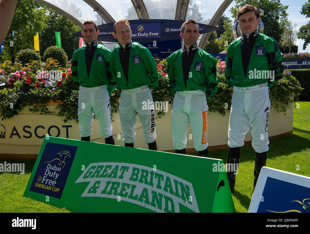 Ascot, Berkshire, Royaume-Uni. 6th août 2022. L'équipe de jockeys de Grande-Bretagne et d'Irlande Daniel Tudhope, Kieran Shoemark, Jamie Spencer et Neil Callan avant de remporter la course hippique Dubai Duty Free Shergar Cup à l'hippodrome d'Ascot. Crédit : Maureen McLean/Alay Banque D'Images