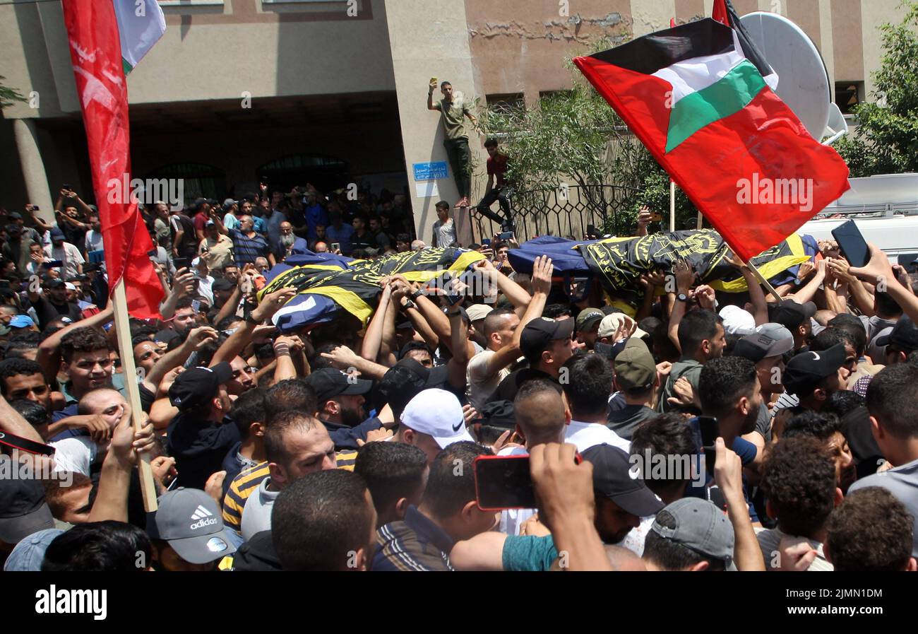 Les boureurs portent un corps lors d'un enterrement de masse pour le commandant en chef du groupe militant du Jihad islamique Khaled Mansour et d'autres Palestiniens, qui ont été tués dimanche dans des frappes aériennes israéliennes à Rafah, dans le sud de la bande de Gaza, sur 7 août 2022. Photo par Ismael Mohamad/UPI Banque D'Images
