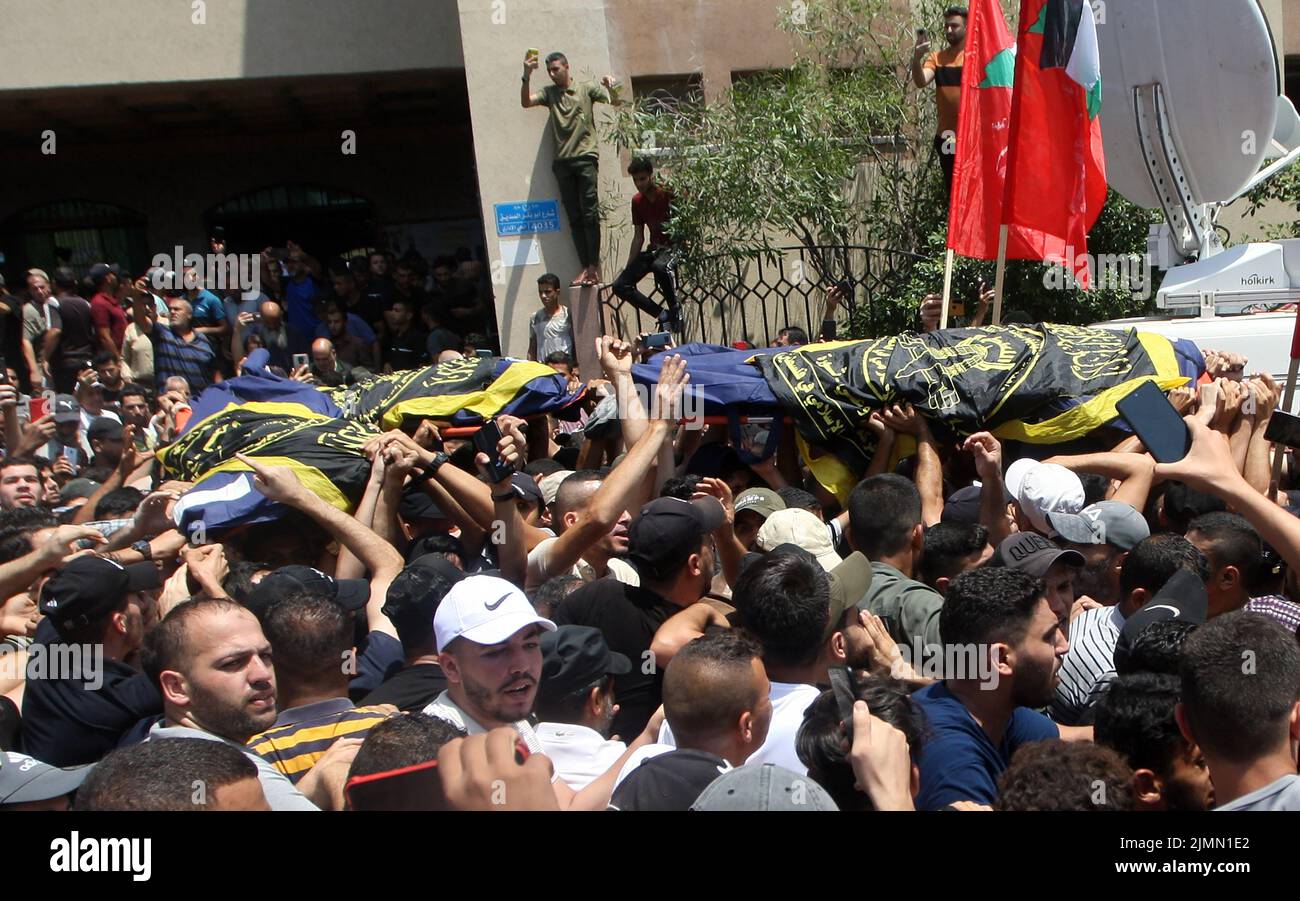 Les boureurs portent un corps lors d'un enterrement de masse pour le commandant en chef du groupe militant du Jihad islamique Khaled Mansour et d'autres Palestiniens, qui ont été tués dimanche dans des frappes aériennes israéliennes à Rafah, dans le sud de la bande de Gaza, sur 7 août 2022. Photo par Ismael Mohamad/UPI Banque D'Images