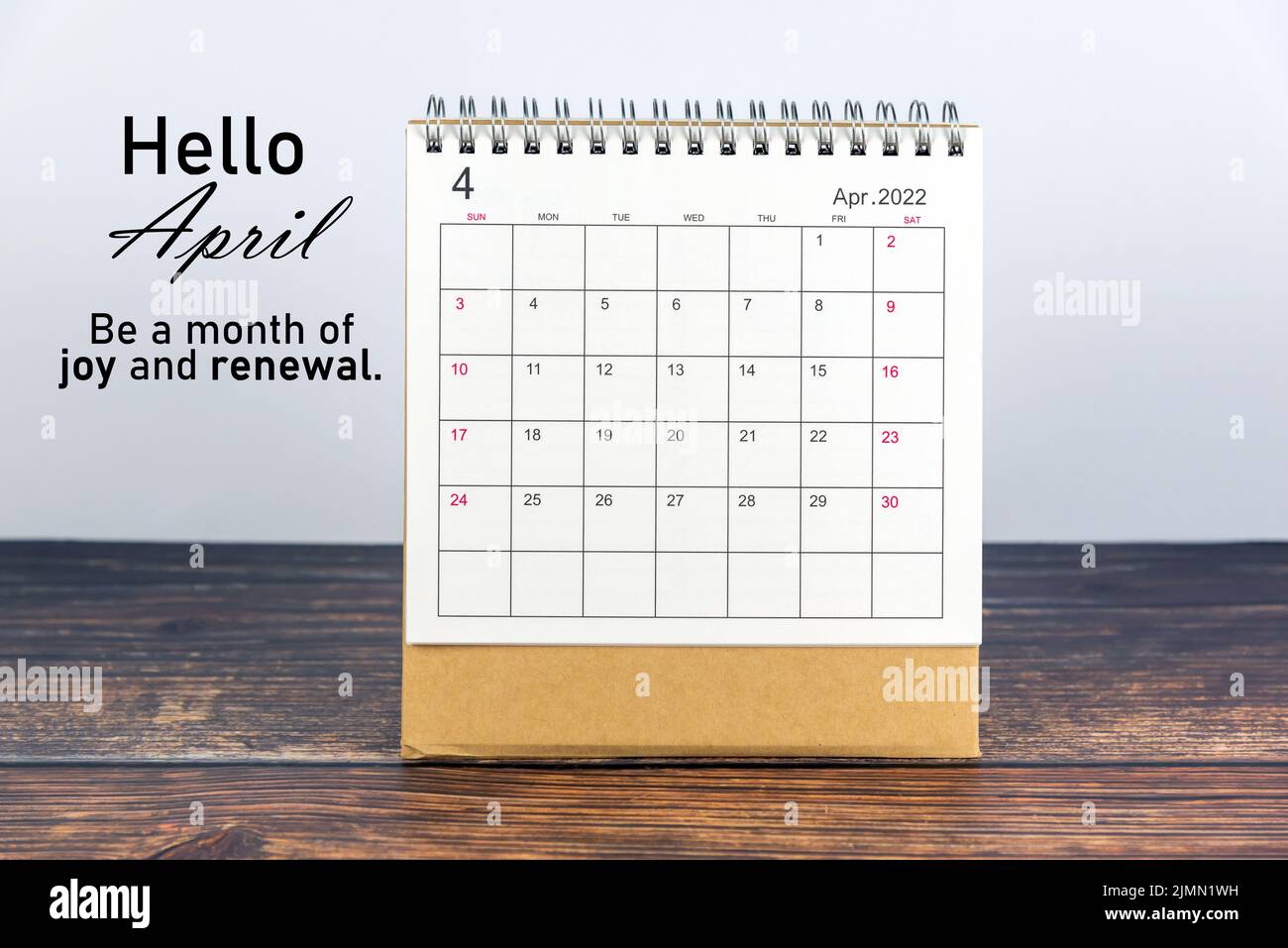 Calendrier avril 2022 sur table rustique en bois avec message texte positif- Bonjour avril. Soyez un mois de joie et de renouveau. Mois de bienvenue d'avril 2022. Banque D'Images