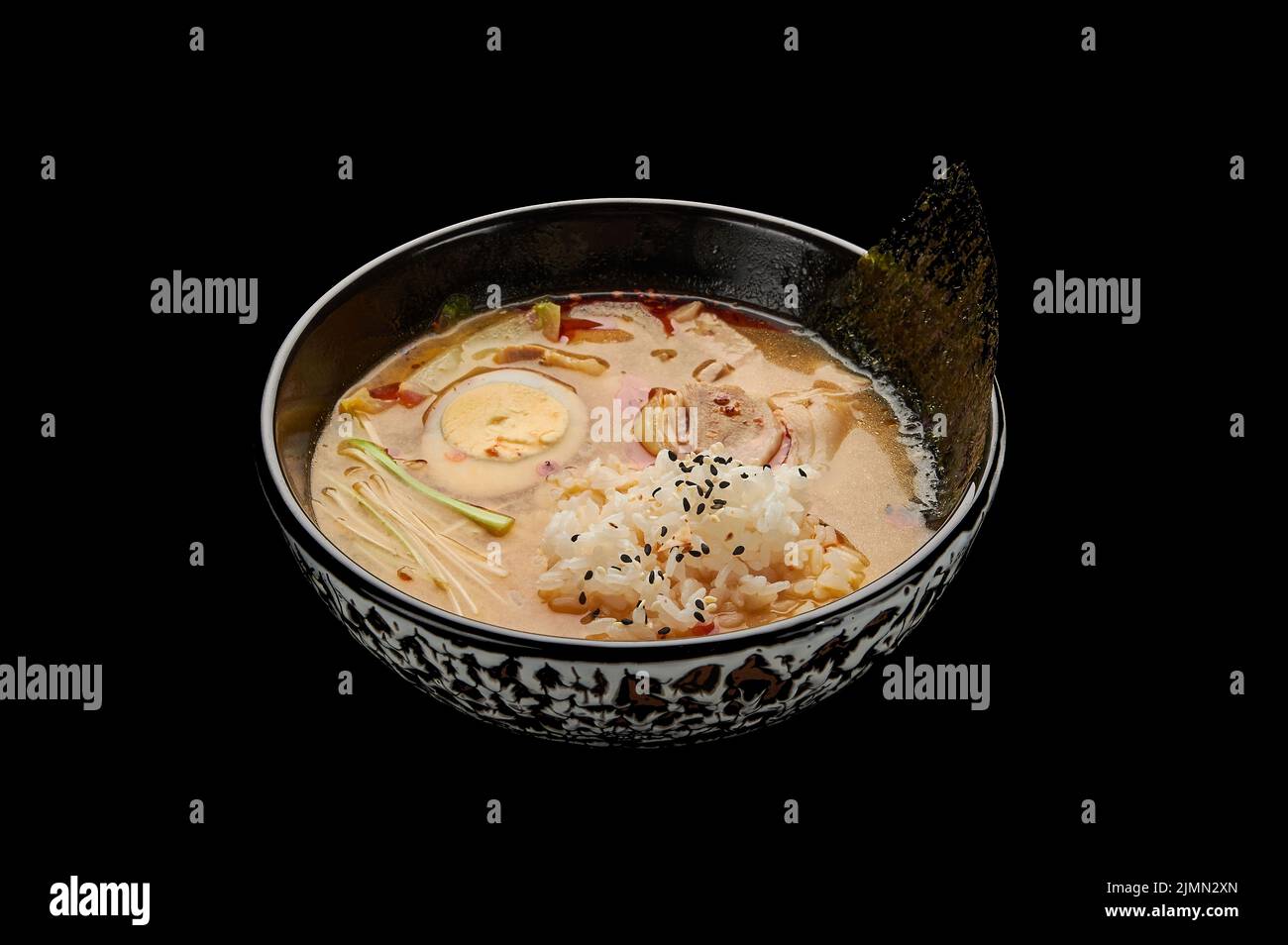 Soupe Kimchi Tige dans un plat profond sur fond noir isolé Banque D'Images