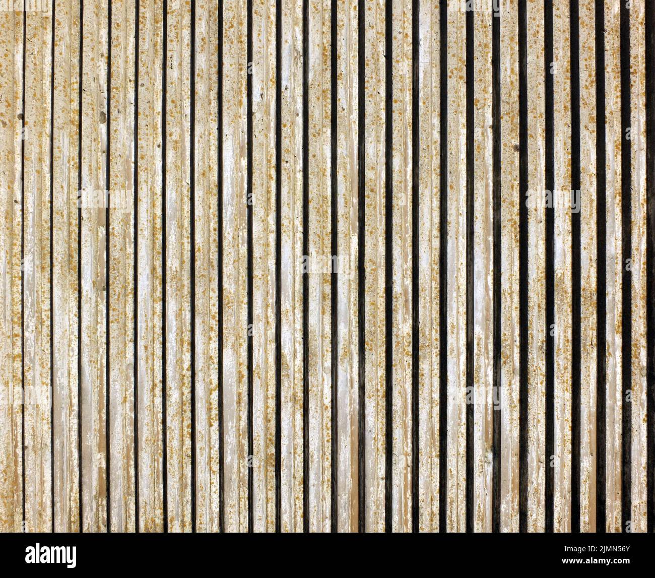 Ancien mur en béton moulé texturé avec lignes verticales et motif à rayures Banque D'Images