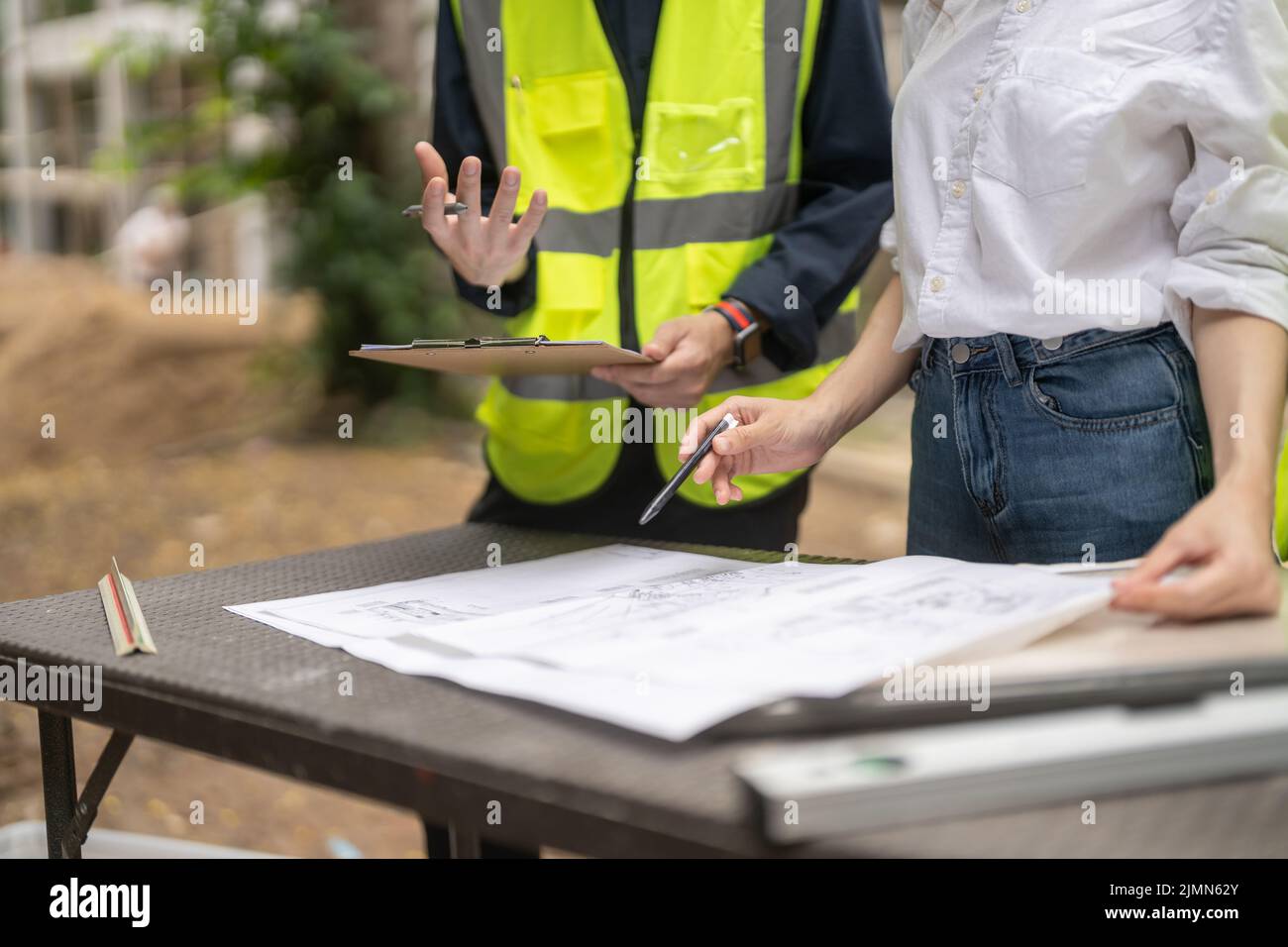 ingénieur travaillant à la réalisation d'une réunion sur le plan directeur pour le projet travaillant avec un partenaire sur la construction de modèles et les outils d'ingénierie dans le chantier, la construction Banque D'Images