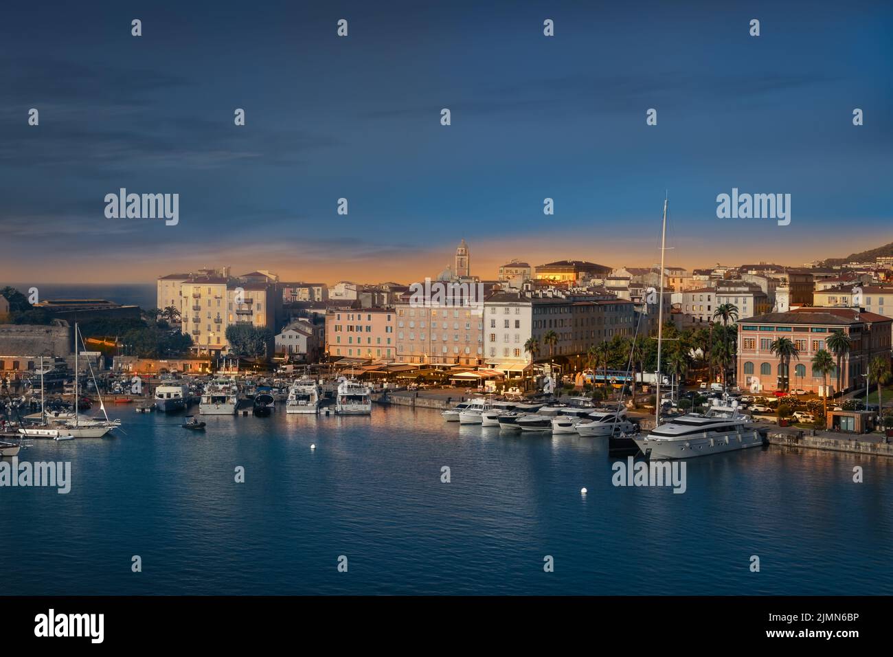 Port de plaisance et port d'Ajaccio la nuit, île de Corse. Banque D'Images