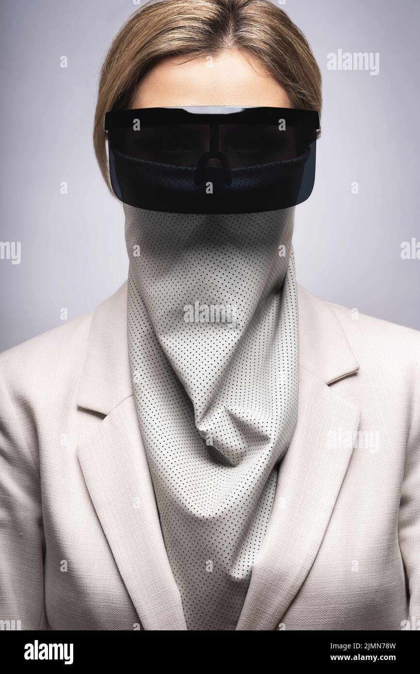 Nouvelle façon normale après une pandémie de virus. Femme portant un soufflet en cuir et des lunettes de soleil futuristes Banque D'Images