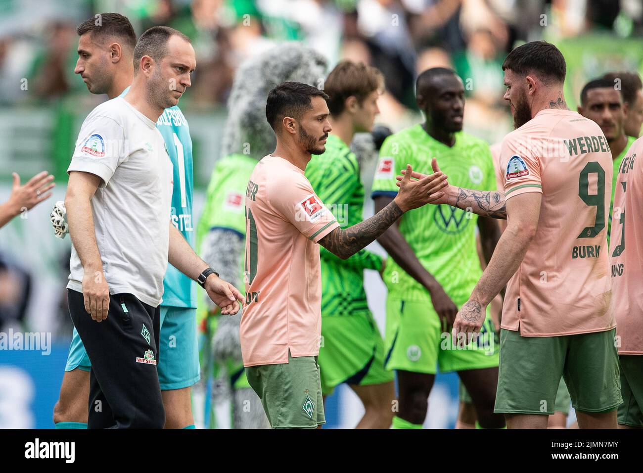 06 août 2022, Basse-Saxe, Wolfsburg: Football: Bundesliga, VfL Wolfsburg - Werder Bremen, Matchday 1, Volkswagen Arena. Leonardo Bittencourt de Brême et Oliver Burke (r) ont élevé cinq après le match. L'entraîneur de Brême, Ole Werner, se trouve sur la gauche. Photo: Swen Pförtner/dpa - NOTE IMPORTANTE: Conformément aux exigences du DFL Deutsche Fußball Liga et du DFB Deutscher Fußball-Bund, il est interdit d'utiliser ou d'utiliser des photographies prises dans le stade et/ou du match sous forme de séquences d'images et/ou de séries de photos de type vidéo. Banque D'Images