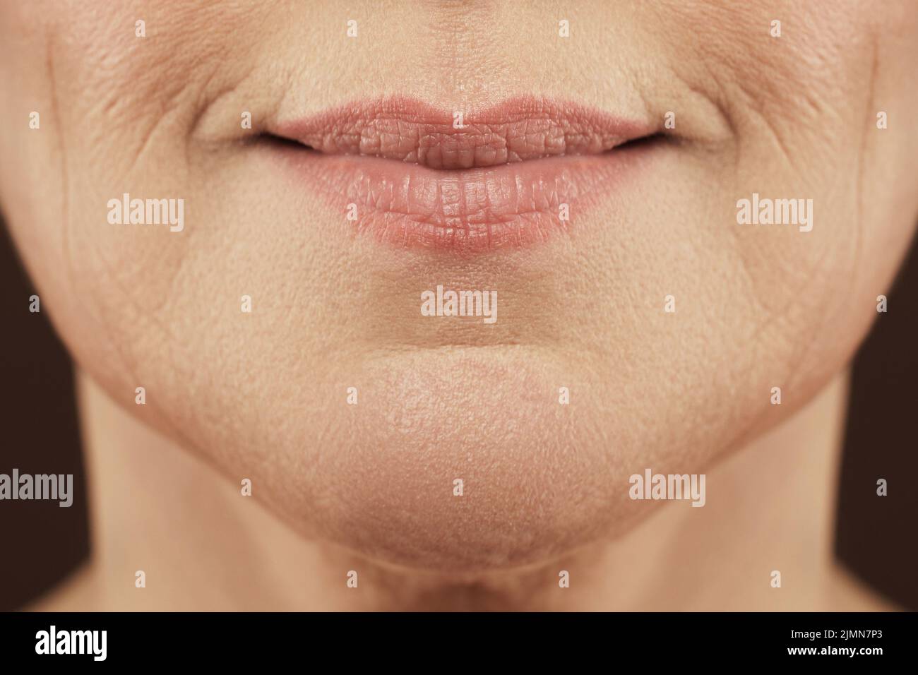 Lèvres femelles âgées avec lignes d'expression Banque D'Images