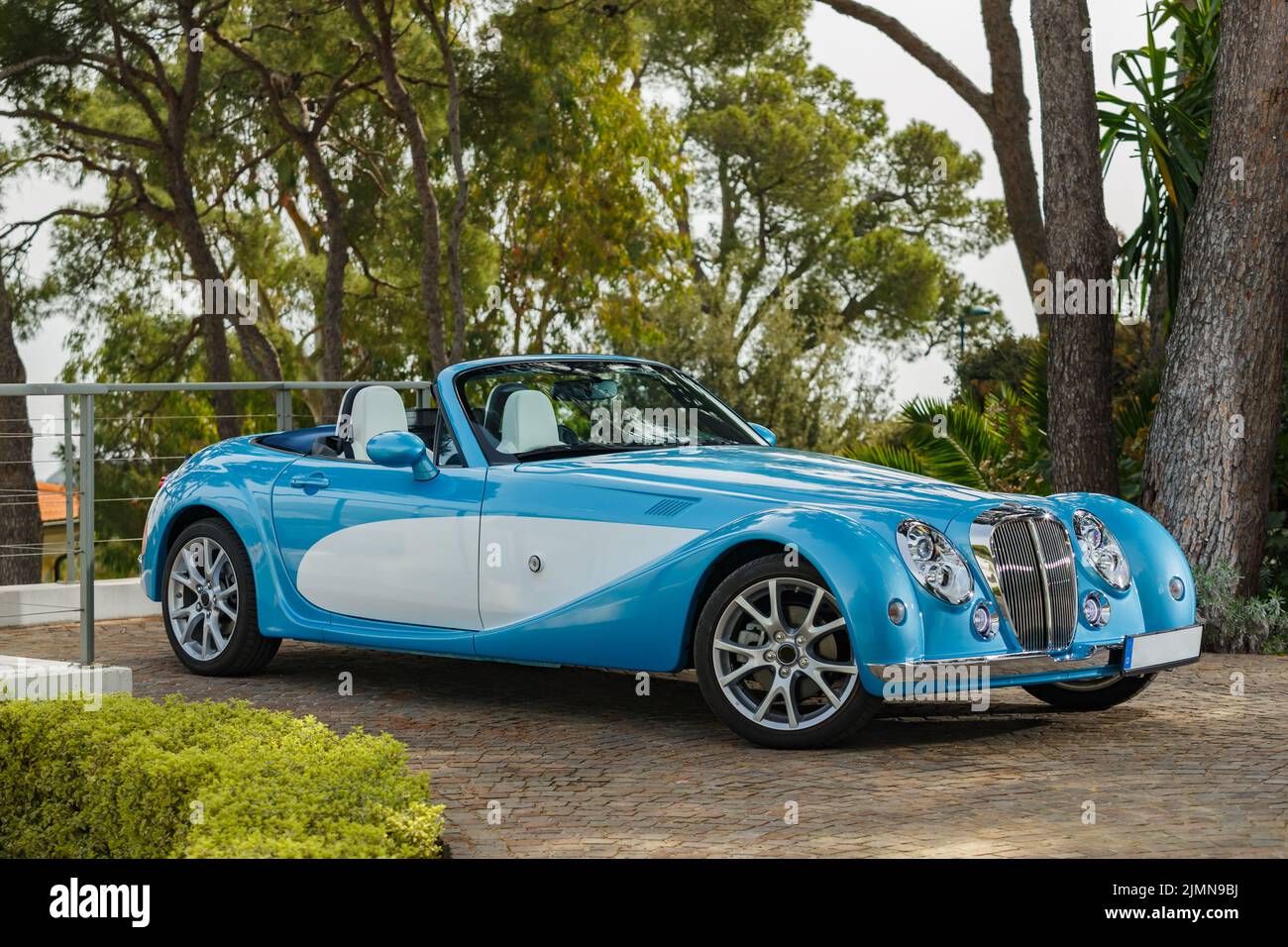 Une voiture vintage exclusive est garée à côté de la villa, réplique sur la célèbre voiture décapotable de la Côte d'Azur, Cap Ferrat, rétro Banque D'Images