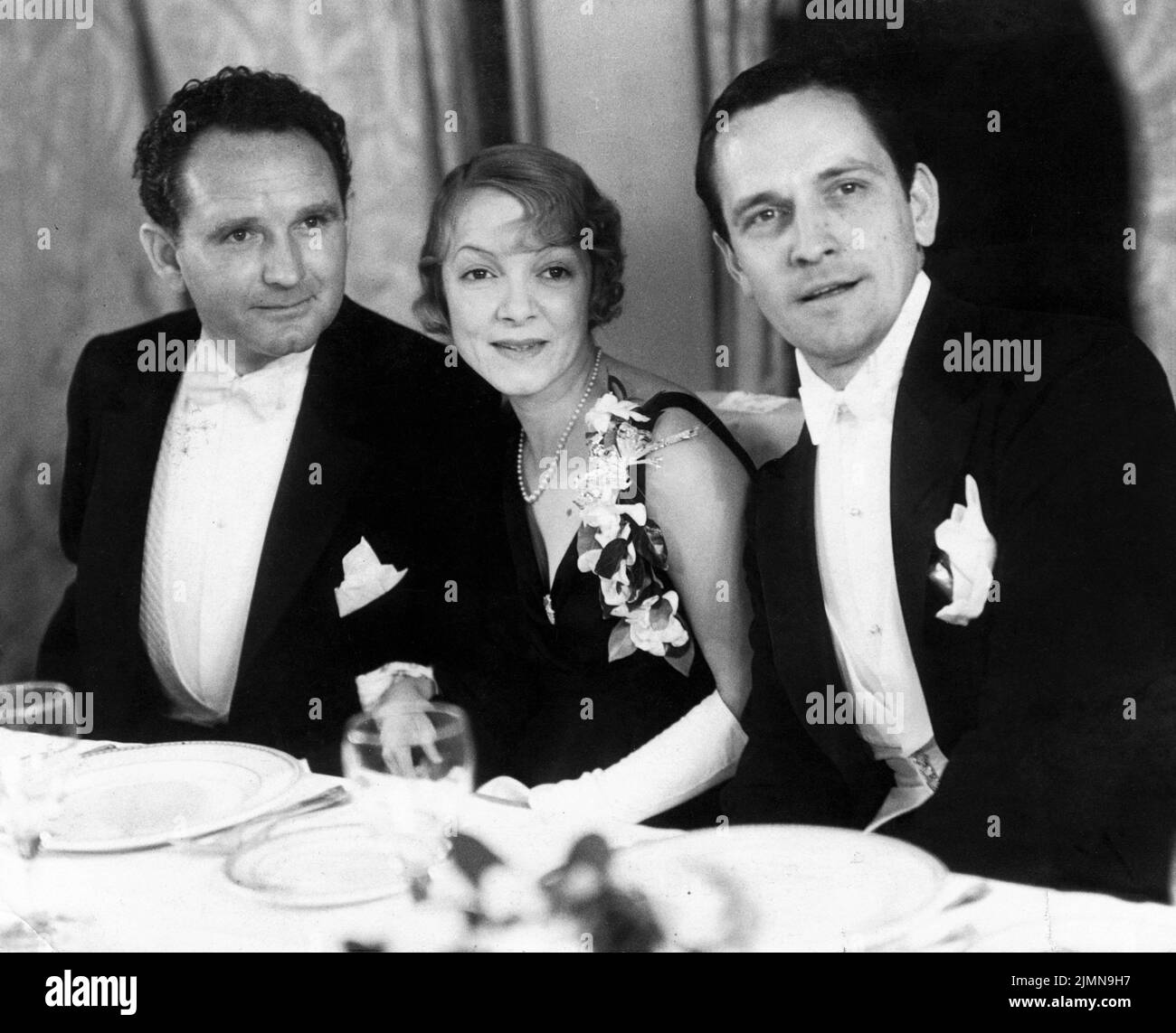 Meilleur réalisateur Oscar vainqueur pour 1931 FRANK BORZAGE (pour MAUVAISE FILLE) meilleure actrice HELEN HAYES (pour le NAS DE MADELON CLAUDET) et meilleur acteur FREDRIC MARCH (pour DR. JEKYLL ET M. HYDE) aux Academy Awards 5th à l'Ambassador Hotel de Los Angeles le 18th novembre 1932 Banque D'Images