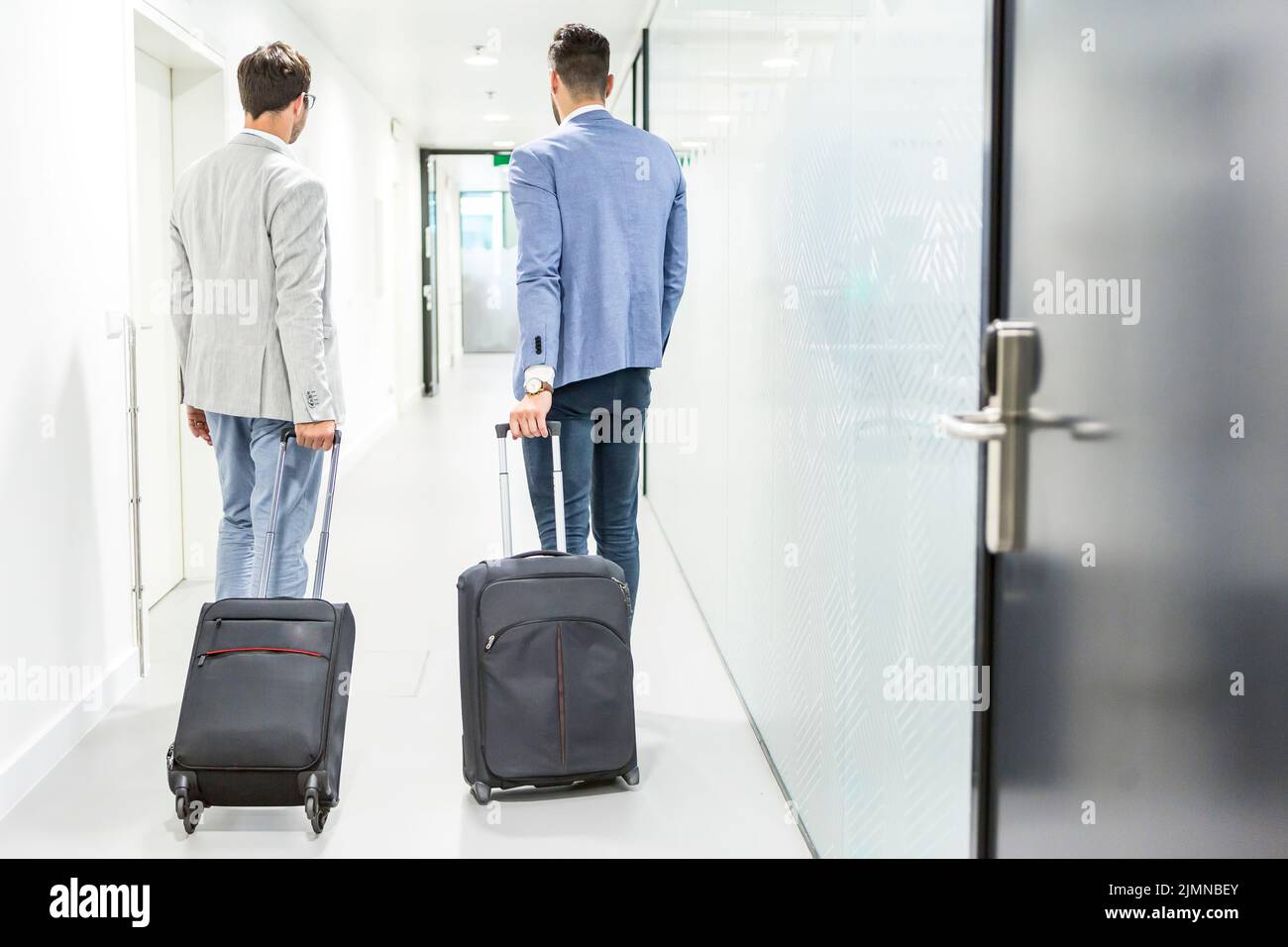 Deux hommes d'affaires visitent une entreprise Banque D'Images