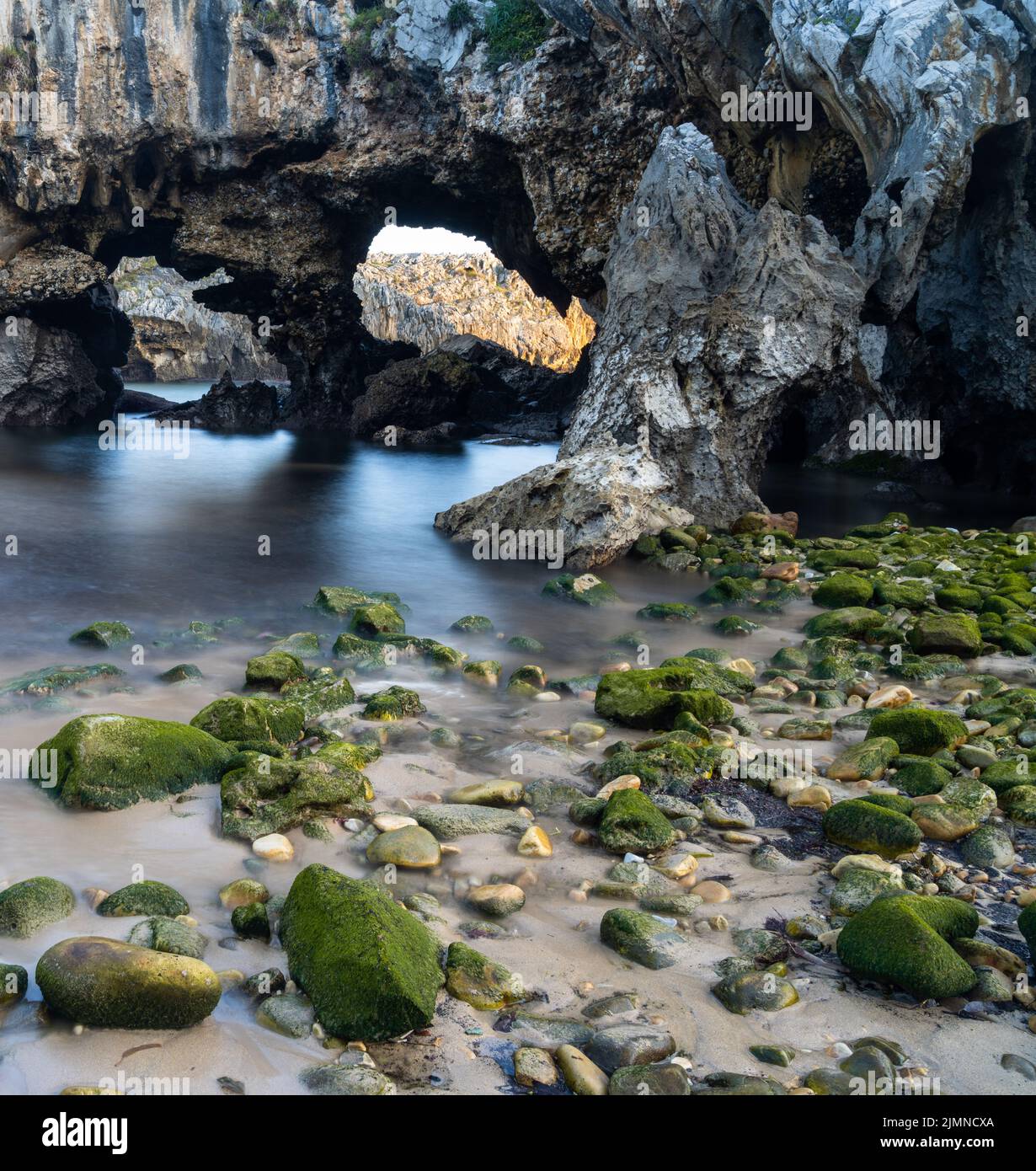 La plage Playa de Cuevas del Mar dans le nord de l'Espagne Banque D'Images