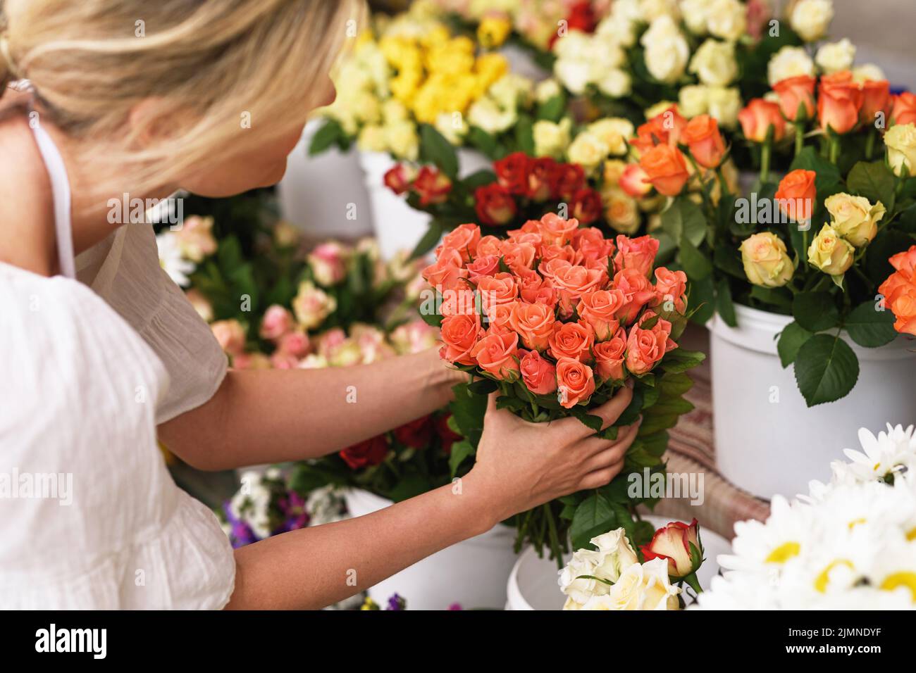 Femme fleuriste travaillant dans son petit magasin de fleurs Banque D'Images