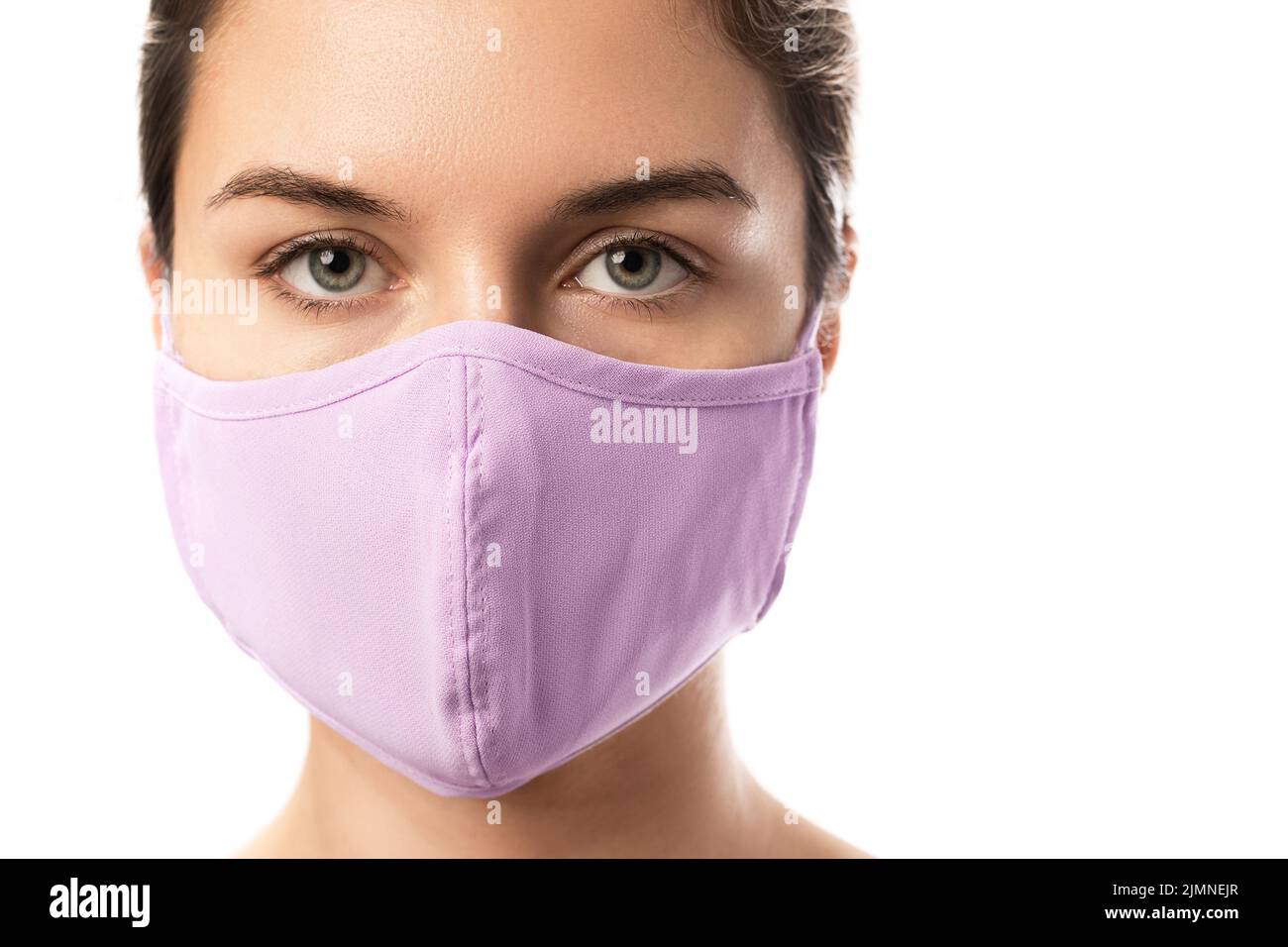 Femme portant un masque de prévention violet sur fond blanc Banque D'Images