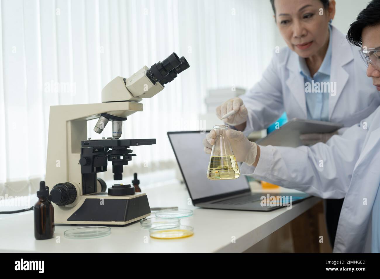 Science l'expertise en chimie des huiles est l'analyse d'expériences avec des équipements de microscope en laboratoire. Double exposition des tests de recherche chimique scientifiques Banque D'Images