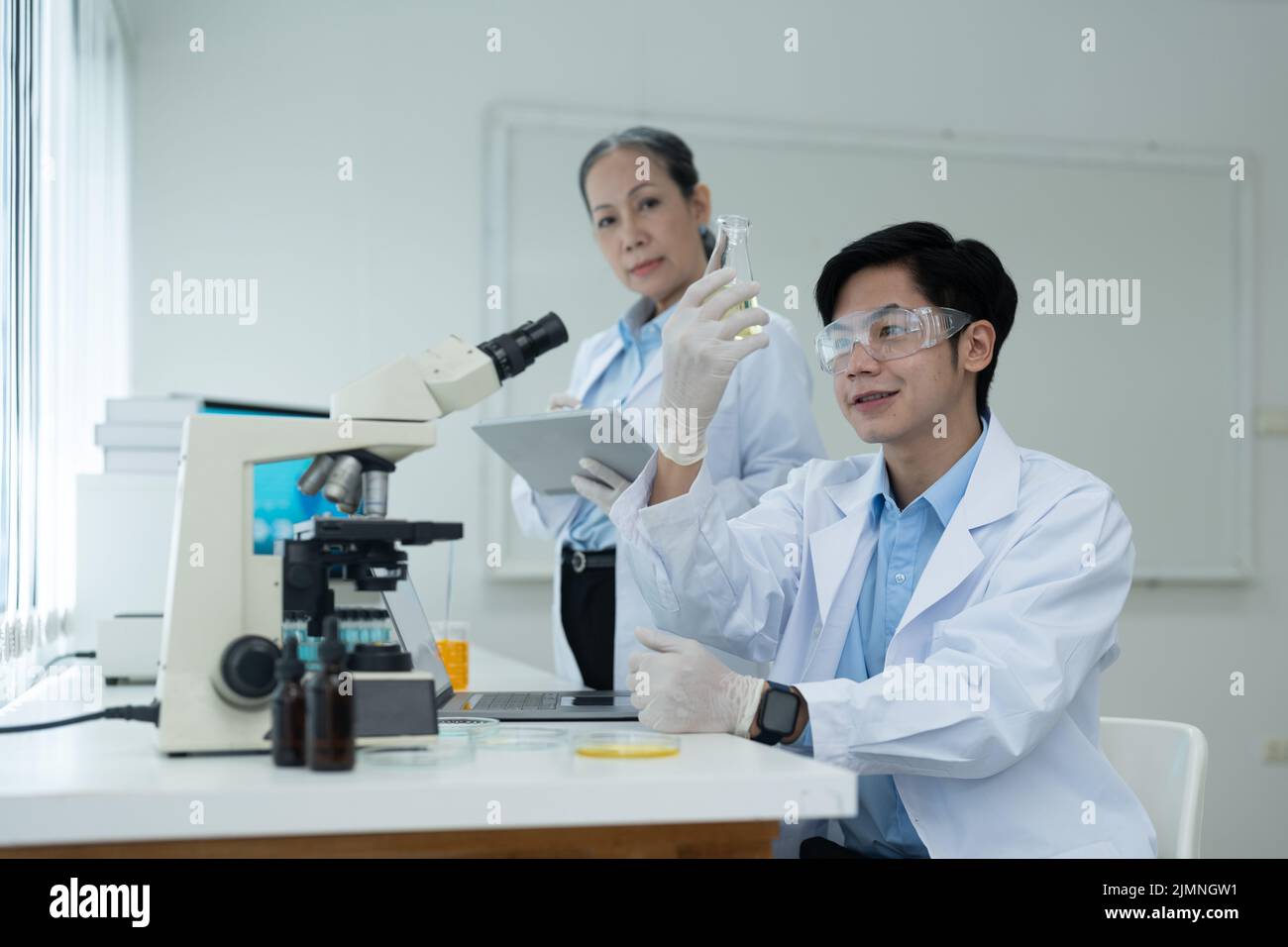 Science l'expertise en chimie des huiles est l'analyse d'expériences avec des équipements de microscope en laboratoire. Double exposition des tests de recherche chimique scientifiques Banque D'Images