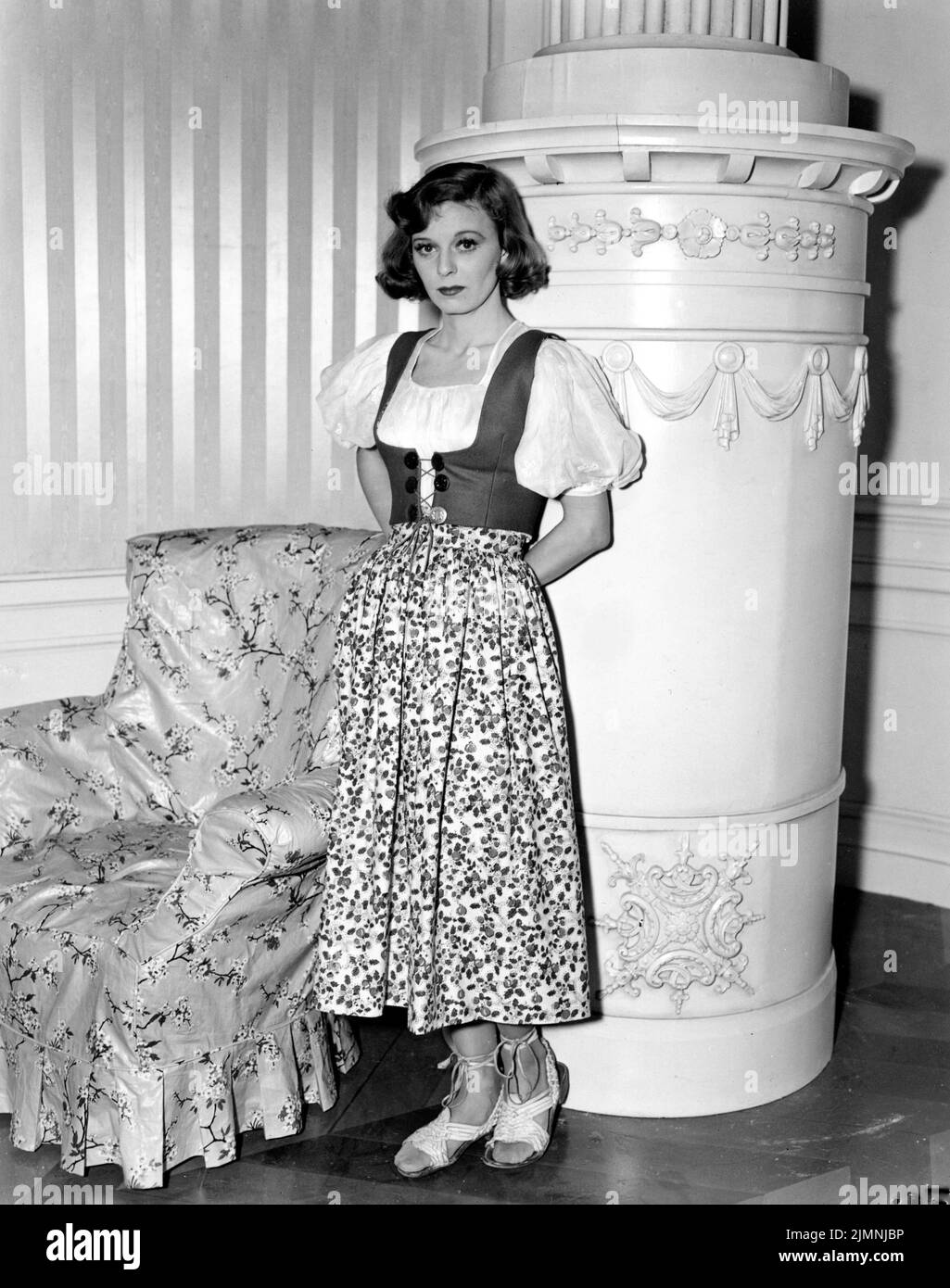MARGARET SULLAVAN sur le décor Portrait franc / référence de costume encore pendant le tournage de TROIS CAMARADES 1938 réalisateur FRANK BORZAGE roman Erich Maria Remarque scénario F. Scott Fitzgerald et Edward E. Paramore Jr. Producteur Joseph L. Mankiewicz Metro Goldwyn Mayer Banque D'Images