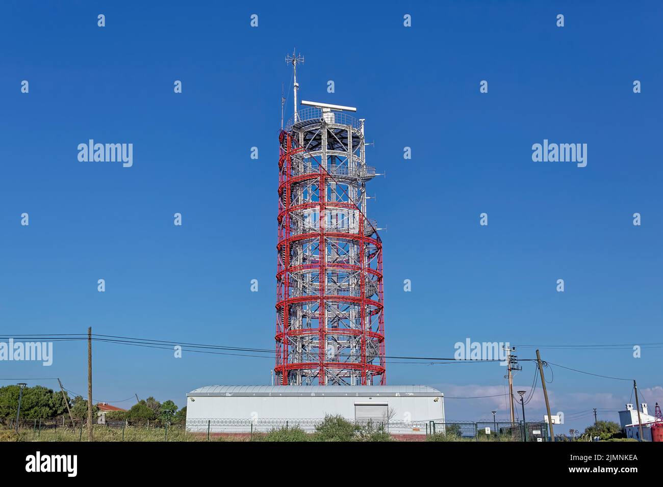 Radar marin avec antenne rotative. Système de surveillance côtière. Banque D'Images