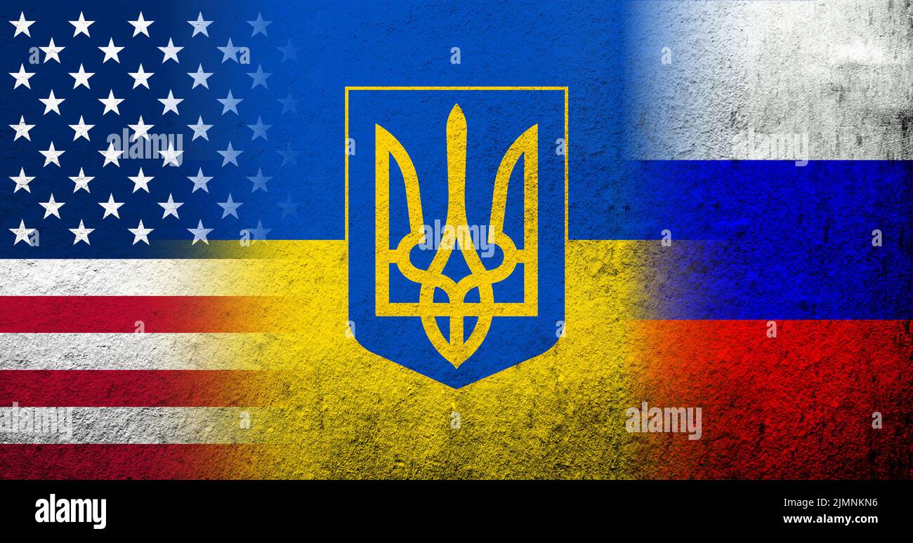 Drapeau national de l'Ukraine avec les armoiries tryzub, drapeau national de la Russie et drapeau des États-Unis. Grunge l'arrière-plan Banque D'Images