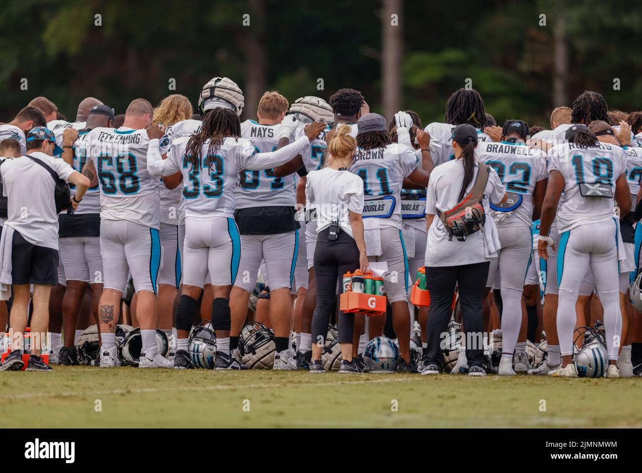 Spartanburg, SC États-Unis; l'équipe se réunit pour obtenir des instructions pendant le camp d'entraînement de Carolina Panthers, samedi, 5 août 2022, au collège Wofford. (Brian Banque D'Images