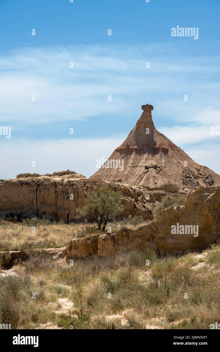 Le Castildeterra se dresse dans une région naturelle semi-désertique ou des badlands composant argile, craie et grès, Bardenas Reales, Navarre Espagne Banque D'Images