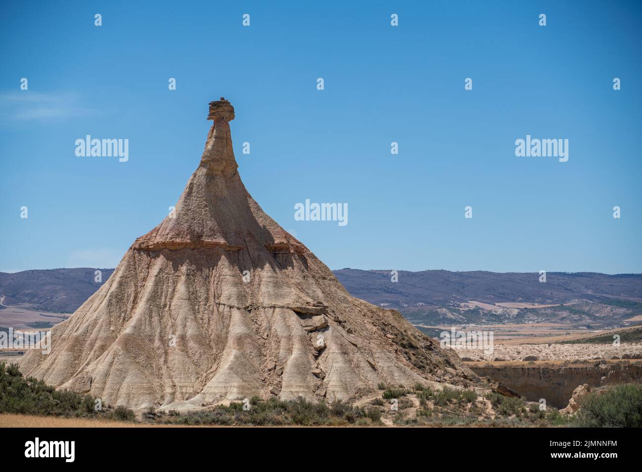 Le Castildeterra se dresse dans une région naturelle semi-désertique ou des badlands composant argile, craie et grès, Bardenas Reales, Navarre Espagne Banque D'Images