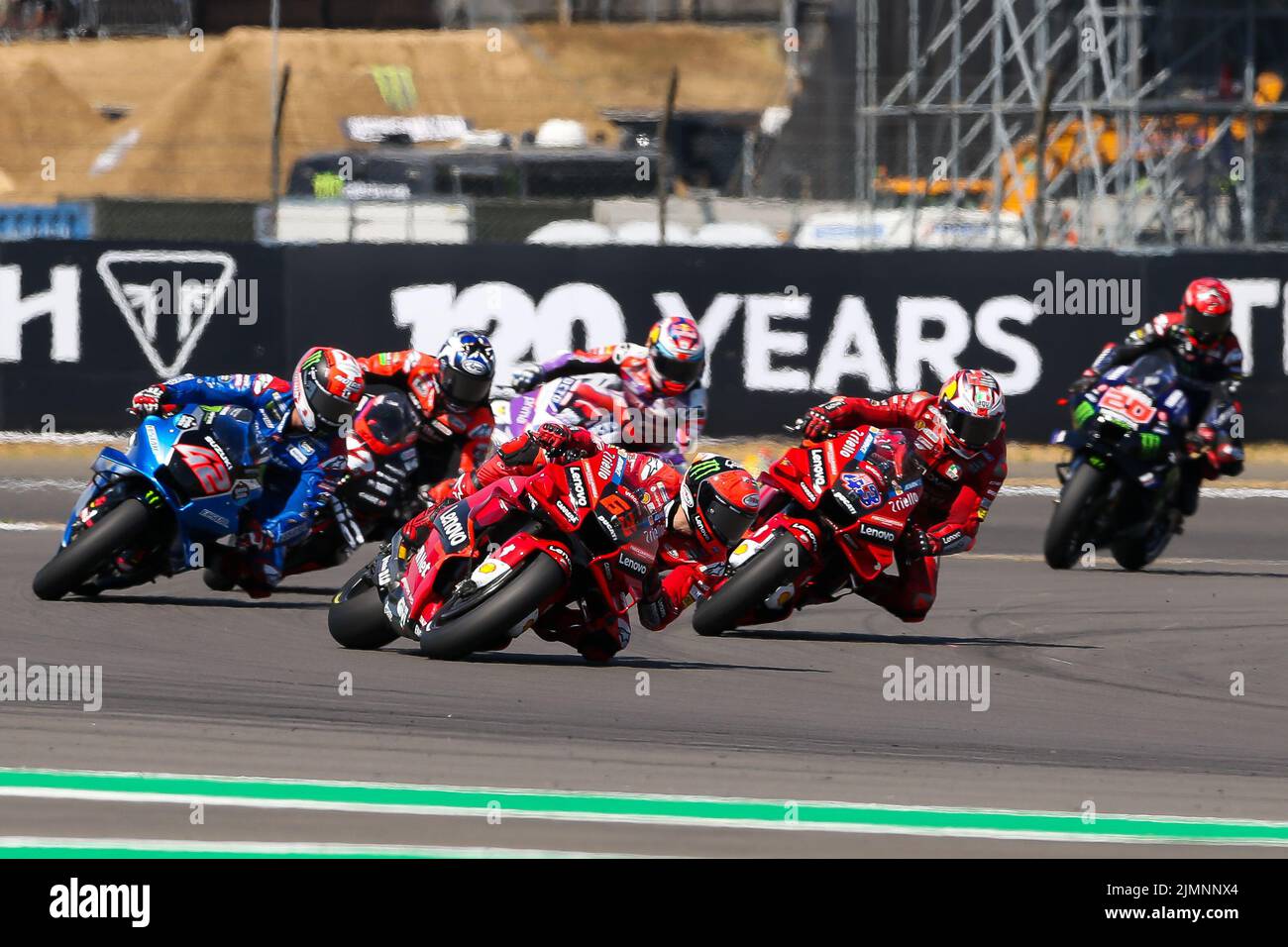 Francesco Bagnaia à vélo son équipe Ducati Lenovo dirige la course pendant le Grand Prix britannique MotoGP Monster Energy à Silverstone, Towcester. Date de la photo: Dimanche 7 août 2022. Banque D'Images