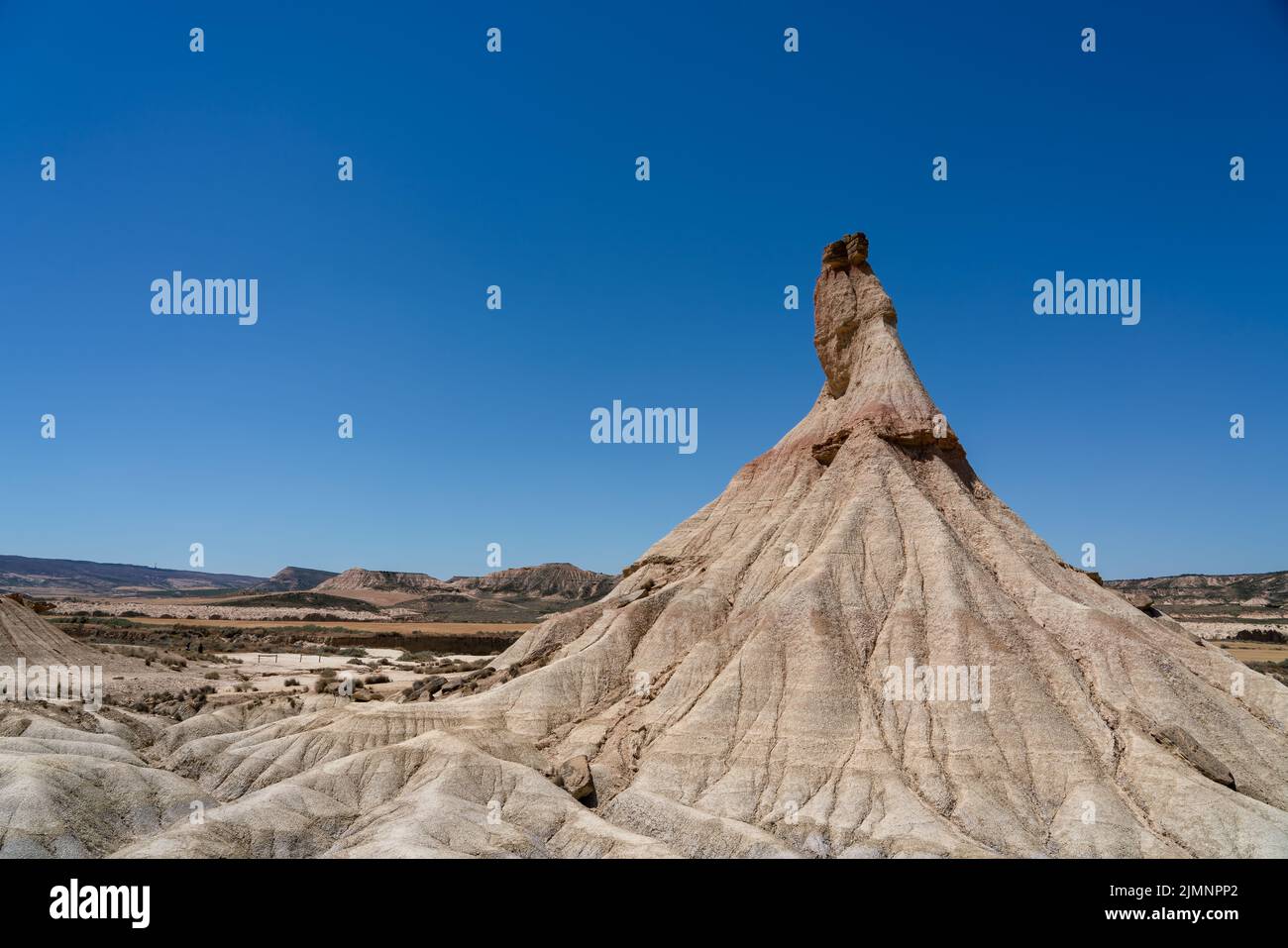 Le Castildeterra se dresse dans une région naturelle semi-désertique ou des badlands composant argile, craie et grès, Bardenas Reales, Navarre Espagne Banque D'Images