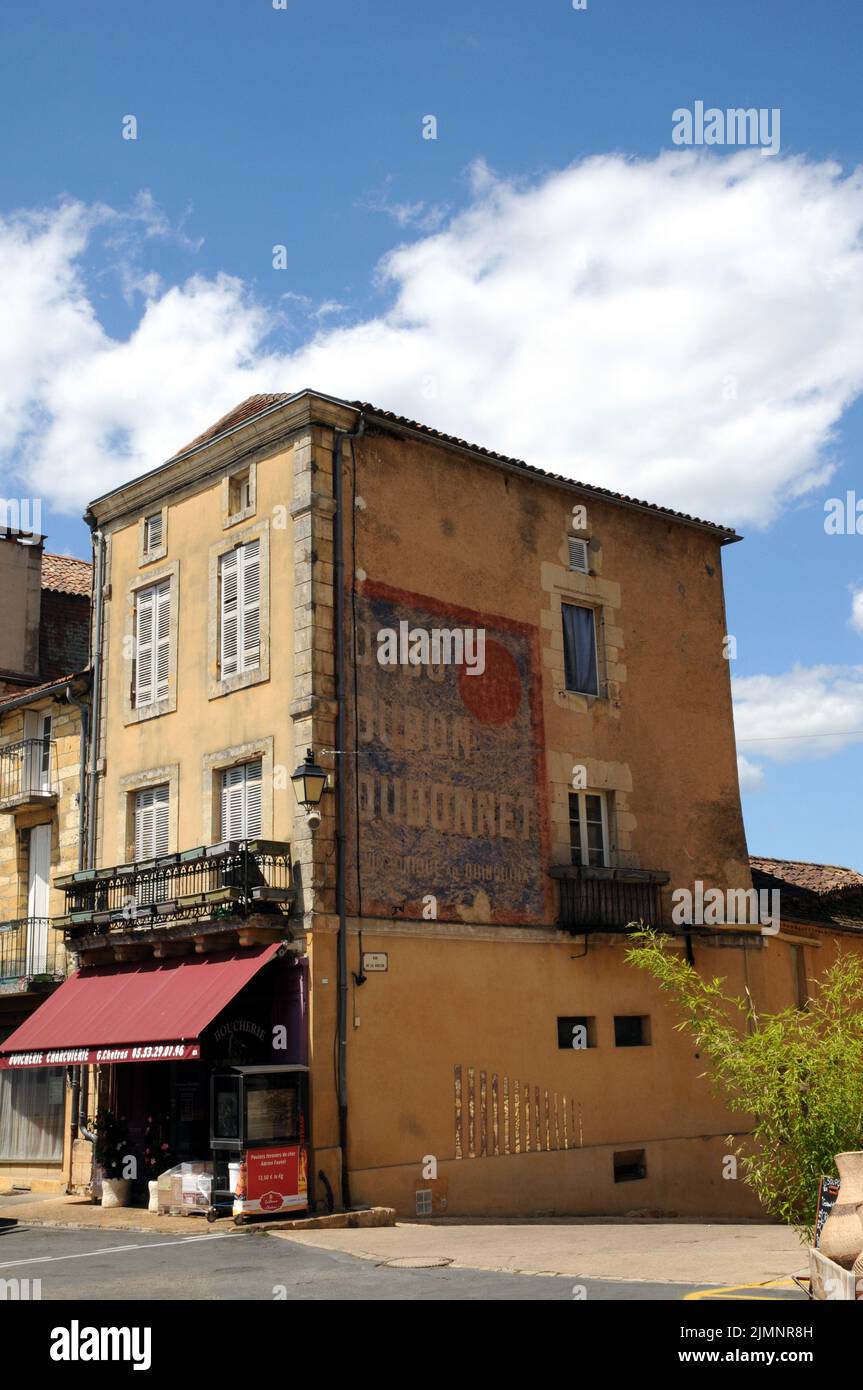 Une publicité pour l'apéritif Dubonnet sur le côté d'une boutique dans la ville de Belvès en Dordogne du sud-ouest de la France. Banque D'Images Une publicité pour l'apéritif Dubonnet sur le côté d'une boutique dans la ville de Belvès en Dordogne du sud-ouest de la France. Banque D'Images