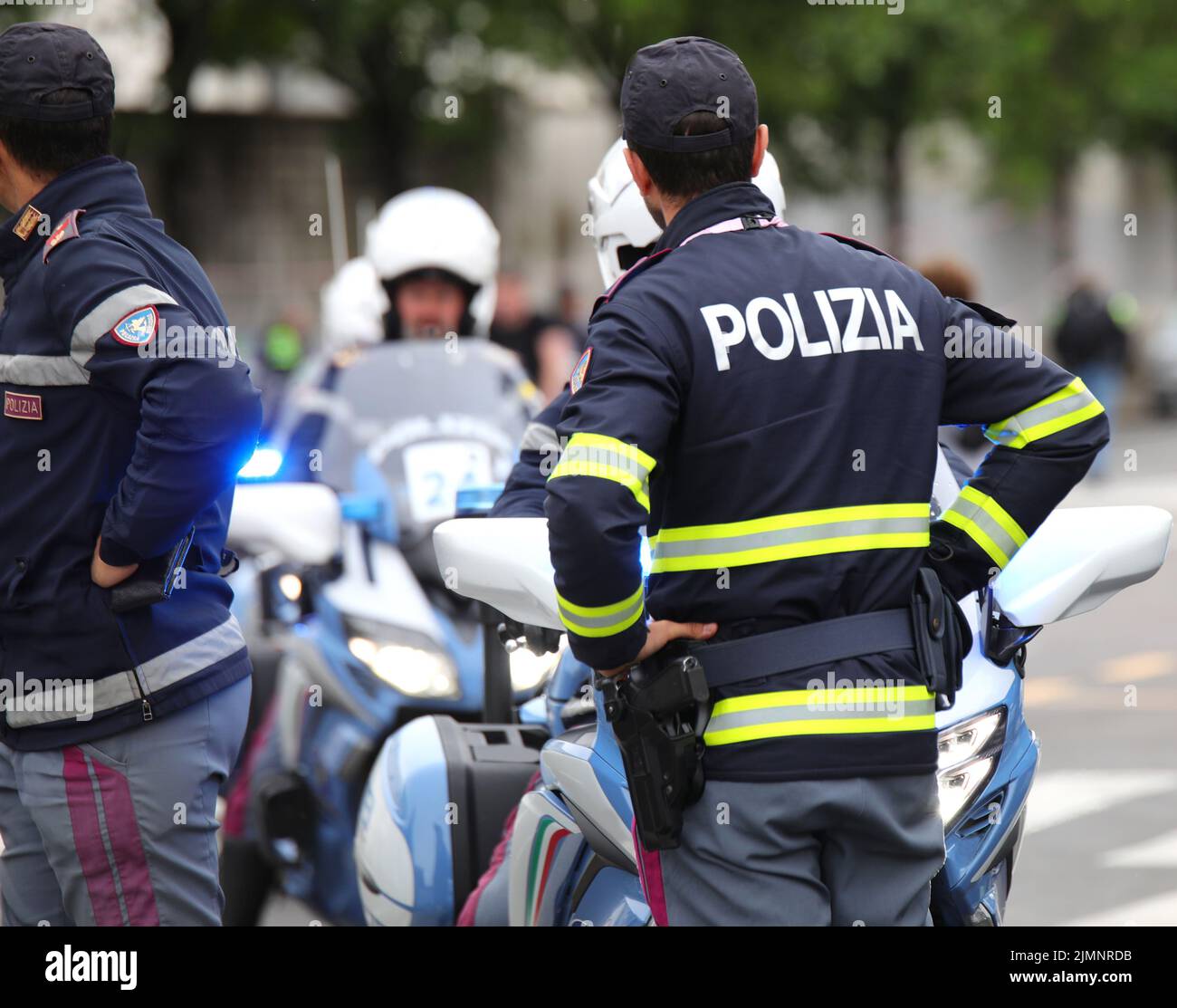 Vérone, VR, Italie - 29 mai 2022: Policier italien en uniforme avec le texte POLIZIA qui signifie police et moto de la patrouille routière Banque D'Images
