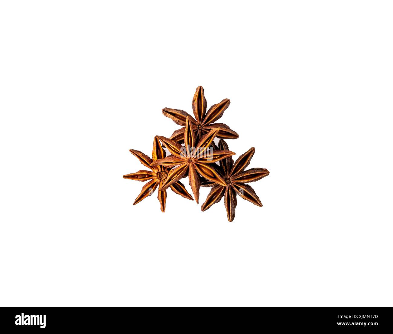 Pile de graines d'anis d'étoile chinoise isolée sur le fond blanc vue à grand angle Banque D'Images