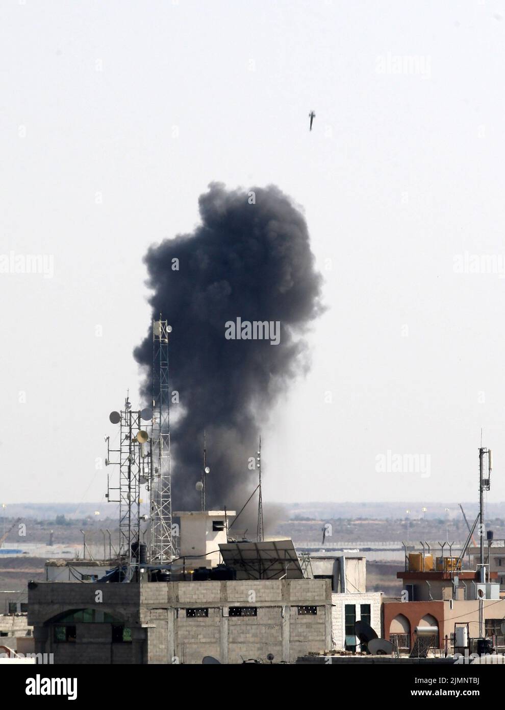 Rafah, Gaza, Palestine. 7th août 2022. De la fumée s'illumine lorsqu'une bombe aérienne tombe sur une cible à Rafah, dans le sud de la bande de Gaza, lors d'une frappe aérienne israélienne dimanche sur 7 août 2022. Israël a bombardé les positions du Jihad islamique dans la bande de Gaza pour une troisième journée aujourd'hui, alors que la violence s'intensidait, avec la mort de 31 Palestiniens. Photo par Ismael Mohamad/UPI crédit: UPI/Alay Live News Banque D'Images