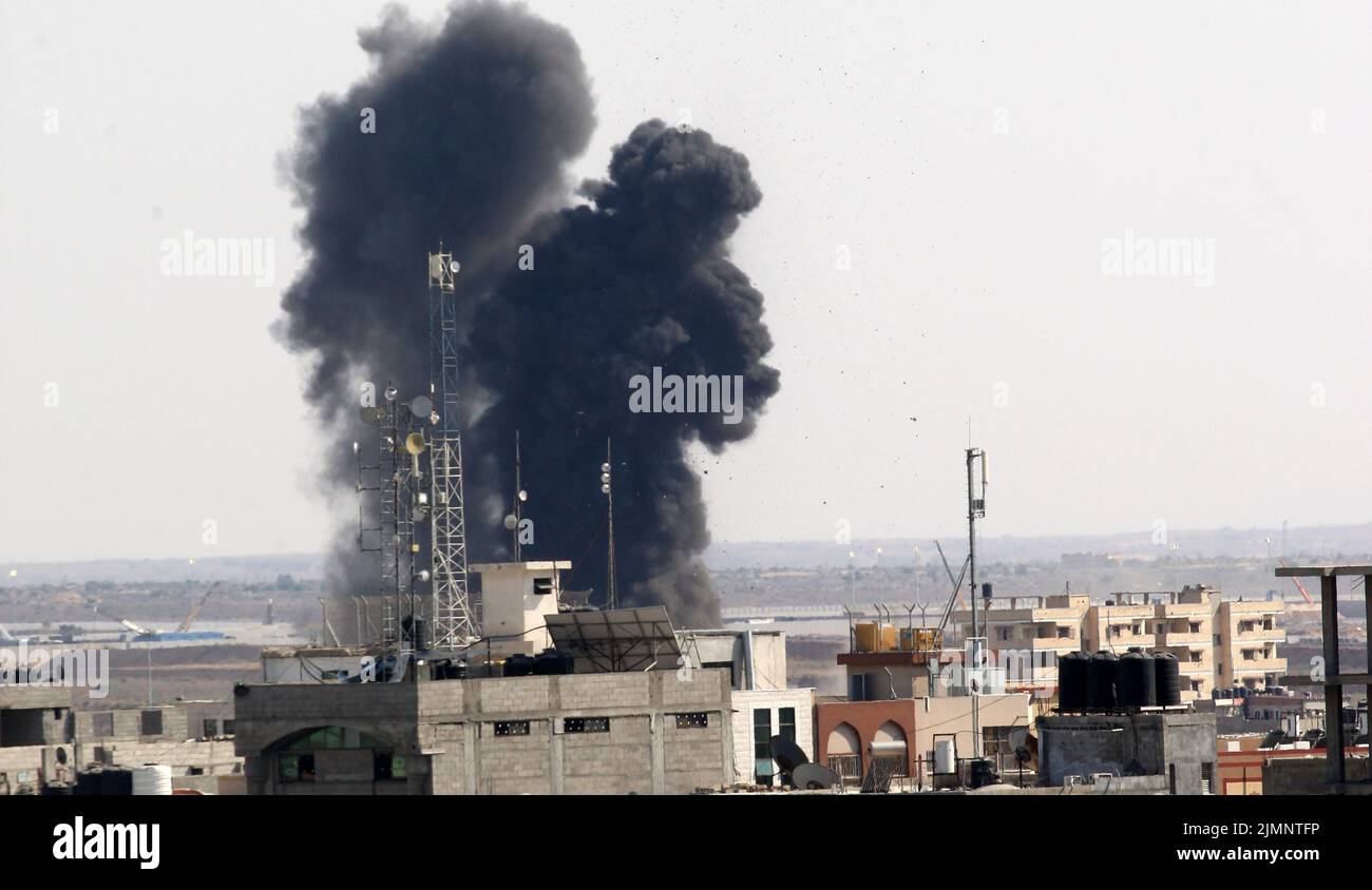 Rafah, Gaza, Palestine. 7th août 2022. De la fumée s'illumine lorsqu'une bombe aérienne tombe sur une cible à Rafah, dans le sud de la bande de Gaza, lors d'une frappe aérienne israélienne dimanche sur 7 août 2022. Israël a bombardé les positions du Jihad islamique dans la bande de Gaza pour une troisième journée aujourd'hui, alors que la violence s'intensidait, avec la mort de 31 Palestiniens. Photo par Ismael Mohamad/UPI crédit: UPI/Alay Live News Banque D'Images