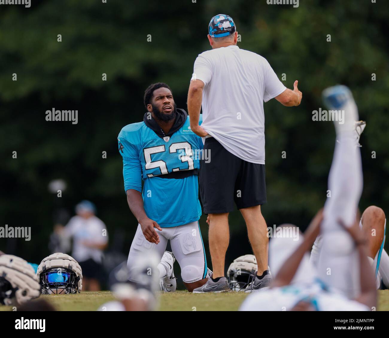 Matt Rhule, entraîneur-chef, parle avec Brian Burns (53), l'extrémité défensive, pendant les échauffements avant le camp d'entraînement de Carolina Panthers, samedi, 5 août 2022, au collège Wofford à Spartanburg, Caroline du Sud. (Brian Villanueva/image of Sport/Sipa USA) Banque D'Images