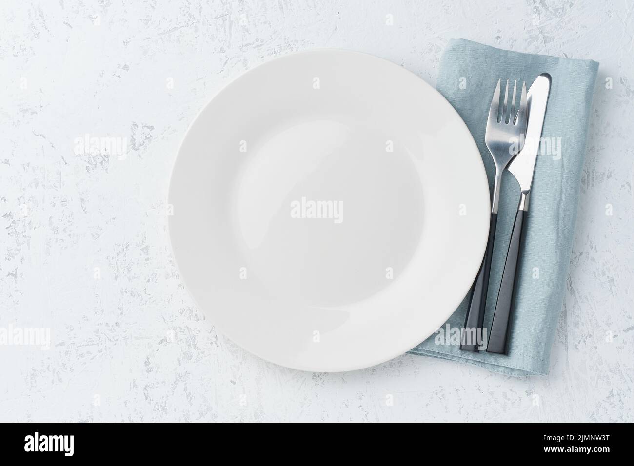 Nettoyez la plaque blanche vide, la fourchette et le couteau sur la table en pierre blanche, l'espace de copie, le modèle, la vue de dessus. Banque D'Images Nettoyez la plaque blanche vide, la fourchette et le couteau sur la table en pierre blanche, l'espace de copie, le modèle, la vue de dessus. Banque D'Images