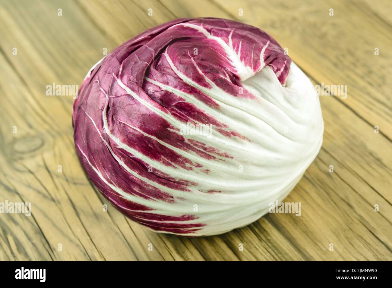 1 salade radicchio sur fond en bois gros plan Banque D'Images