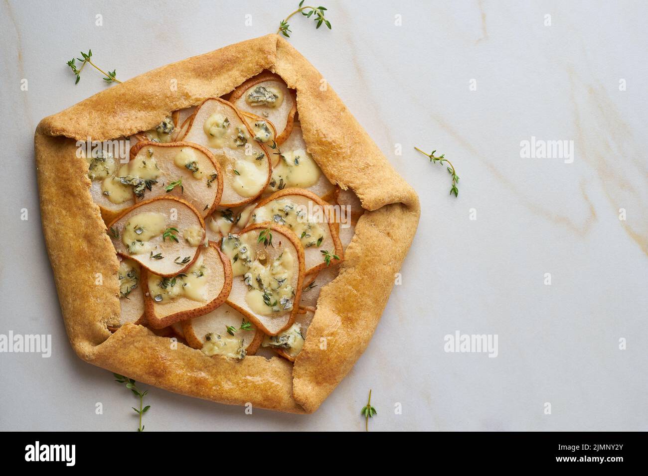 Galett de poires au fromage bleu, tarte salée, table en marbre, espace copie, vue sur le dessus Banque D'Images