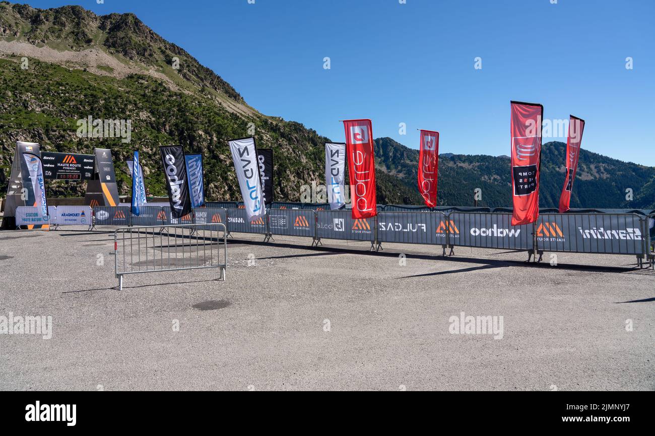 Tour de France fin de la scène au réservoir du Lac de Cap-de-long, au milieu des Pyrénées en France Banque D'Images