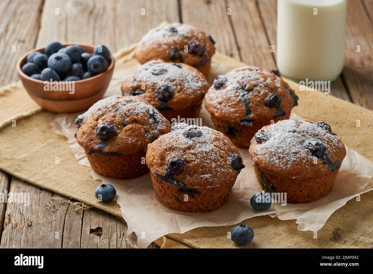 Muffin aux myrtilles, vue latérale. Petits gâteaux aux baies sur une serviette en lin Banque D'Images