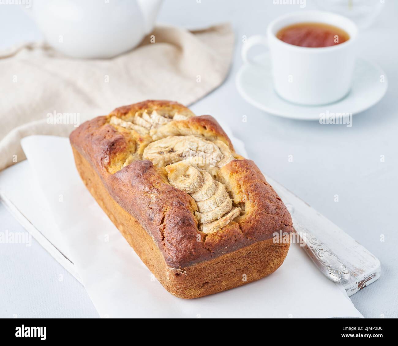 Pain de banane entier, gâteau avec banane. Le petit déjeuner du matin sur fond gris clair Banque D'Images