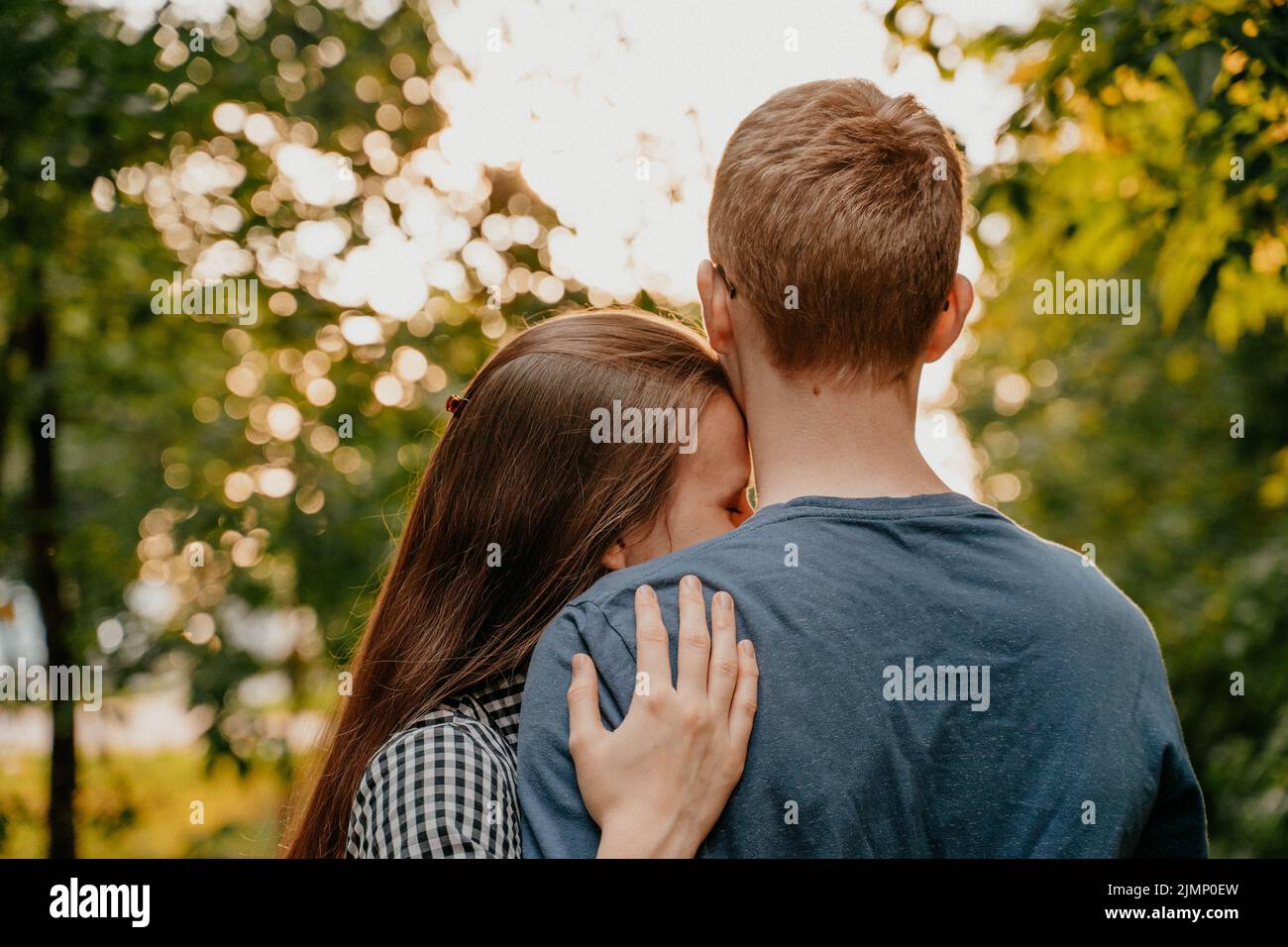 Fille a mis sa tête sur son épaule, l'amour dans le parc, couple d'adolescents Banque D'Images