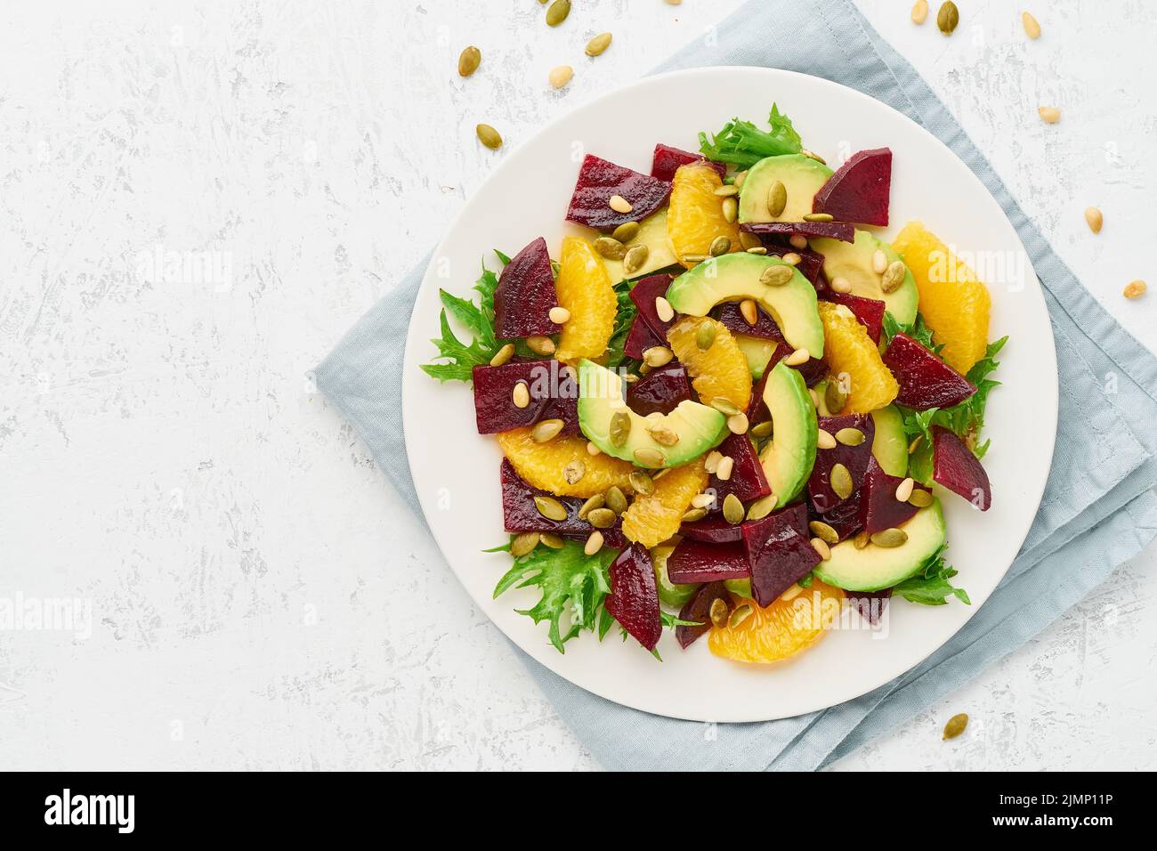 Salade végétalienne avec des graines de betterave, de l'avocat, de la féta orange, de la ricotta et de la citrouille, du keto Banque D'Images