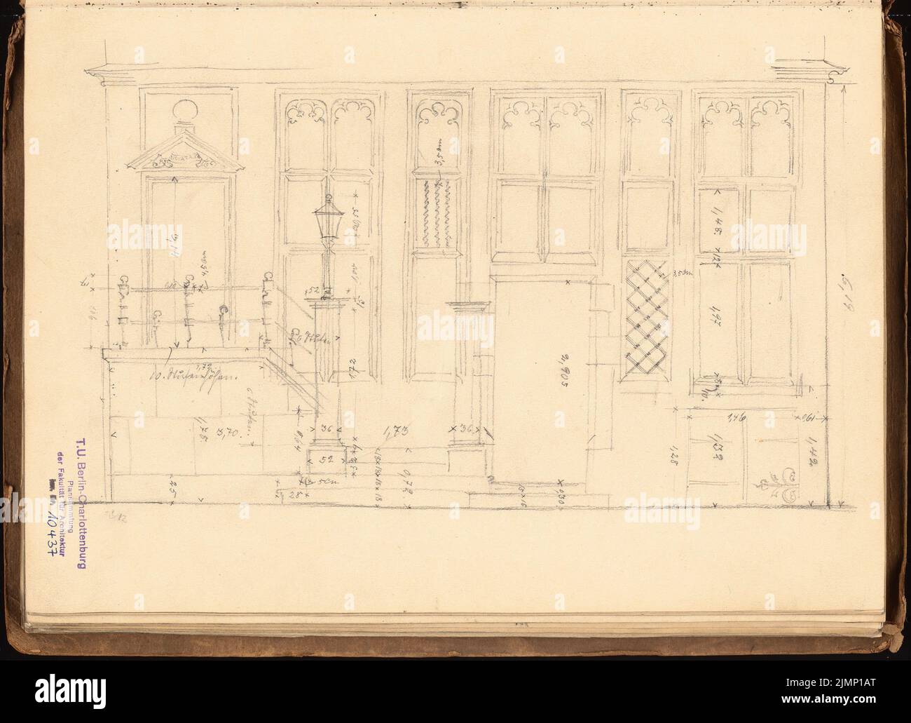 Lehmmübner Paul (1855-1916), hôtel de ville de Wesel. Façade (sans date) : vue sur le mur extérieur au rez-de-chaussée. Crayon sur carton, 26,8 x 37 cm (y compris les bords de balayage) Lehmgrübner Paul (1855-1916): Rathaus, Wesel. Fassade Banque D'Images