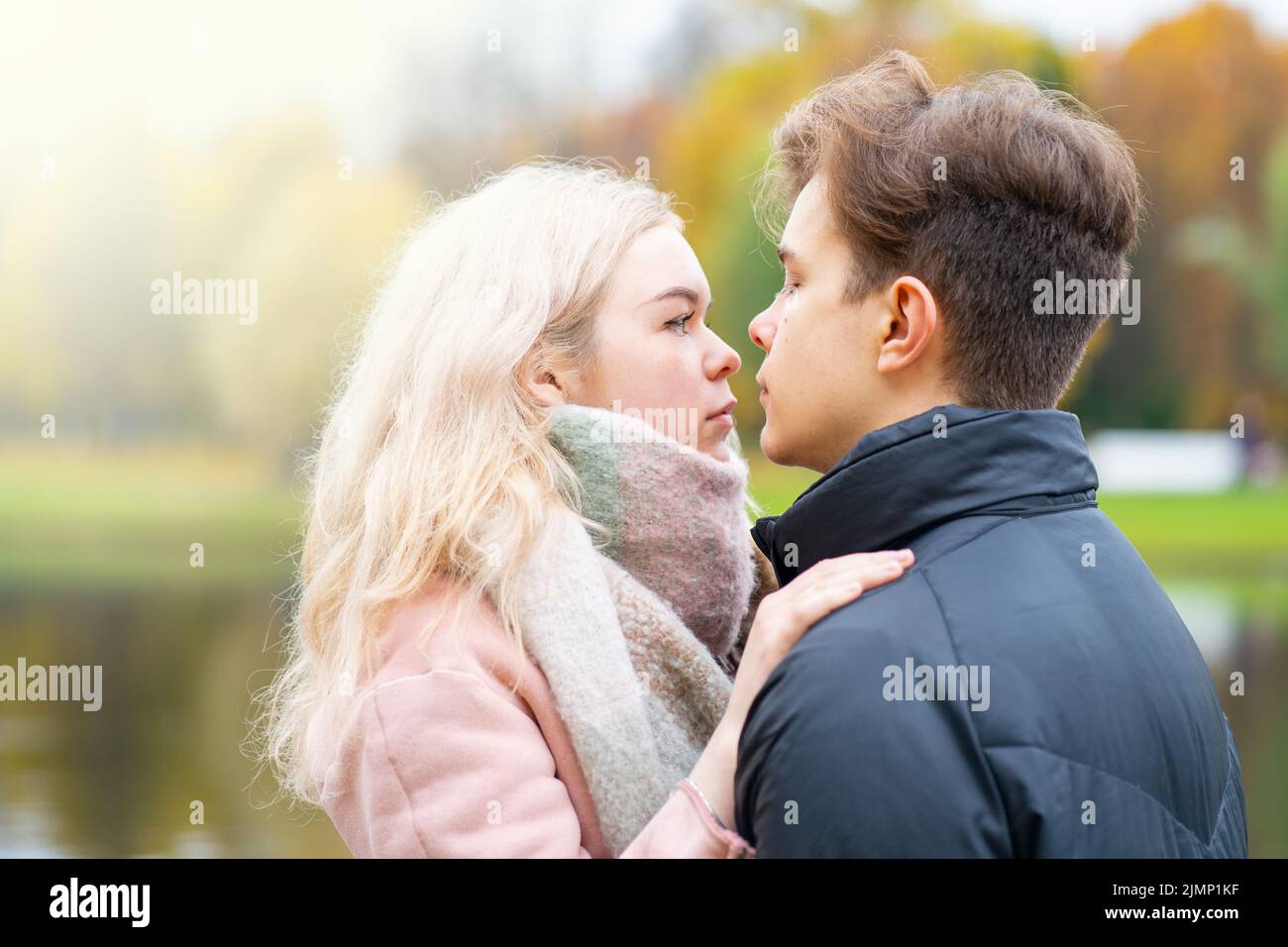 Concept d'amour des adolescents. Mignon brunette Guy ??? jeune fille blonde Banque D'Images