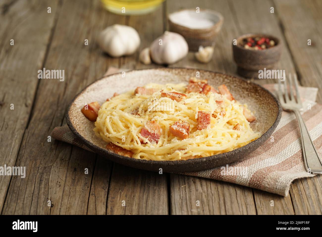 Pâtes Carbonara. Spaghetti au bacon, aux œufs, au parmesan. Cuisine italienne traditionnelle. Banque D'Images