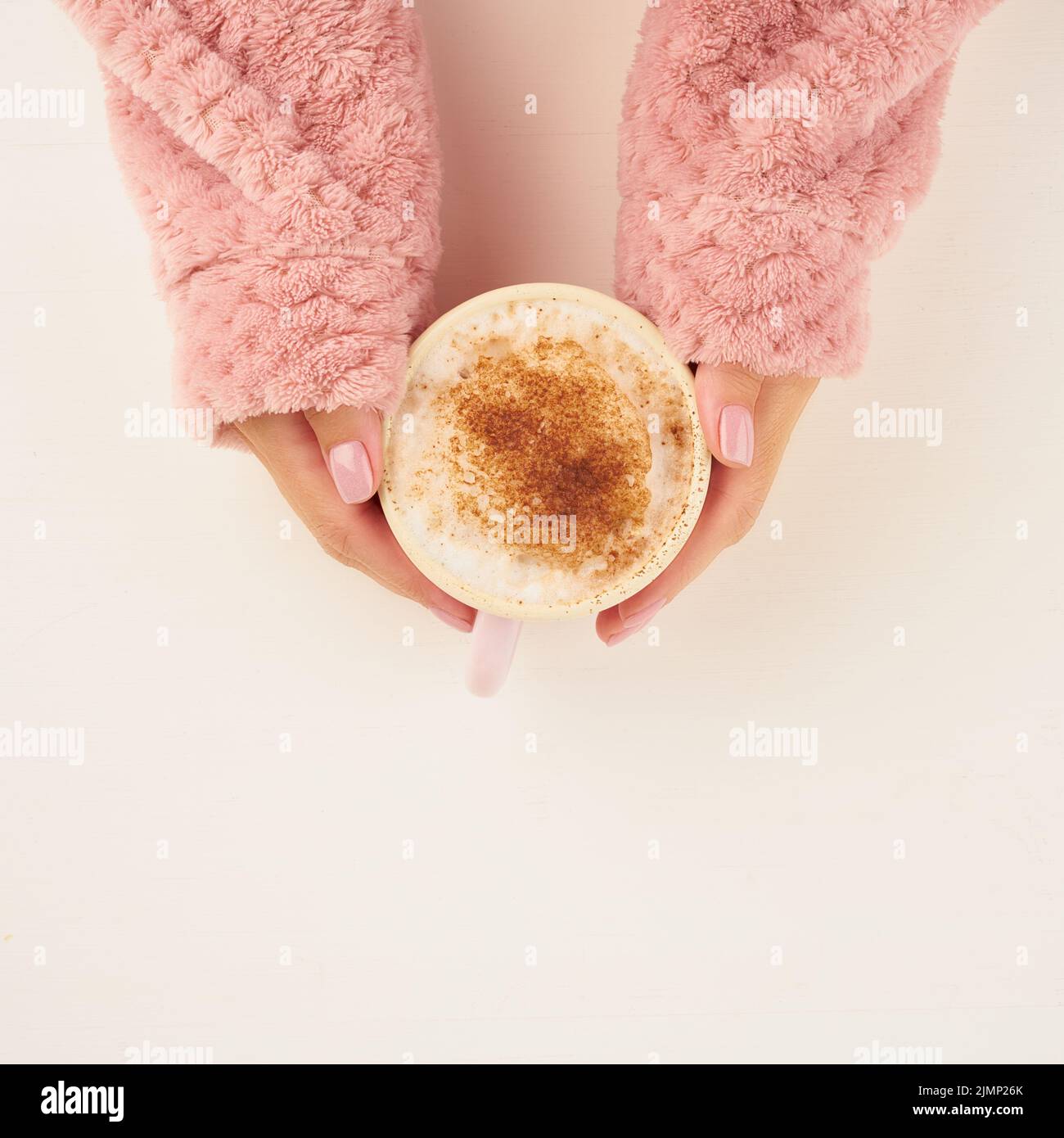 Matin café chaud à l'automne froid matin, mains tenant une tasse avec une boisson, atmosphère chaleureuse, vue de dessus, espace de copie Banque D'Images