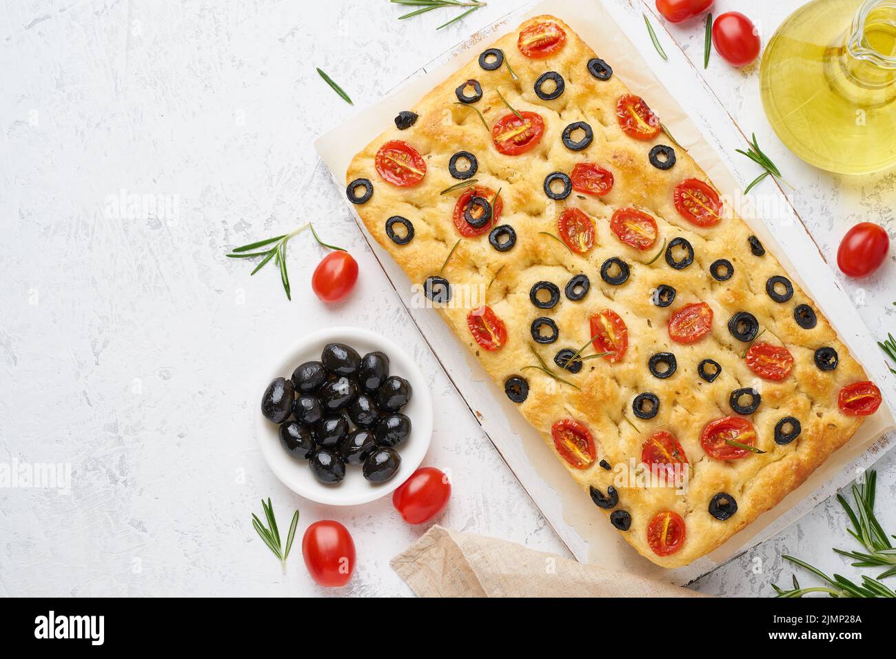 Focaccia avec tomates, olives et romarin, espace de copie, vue de dessus. Pain plat italien entier Banque D'Images