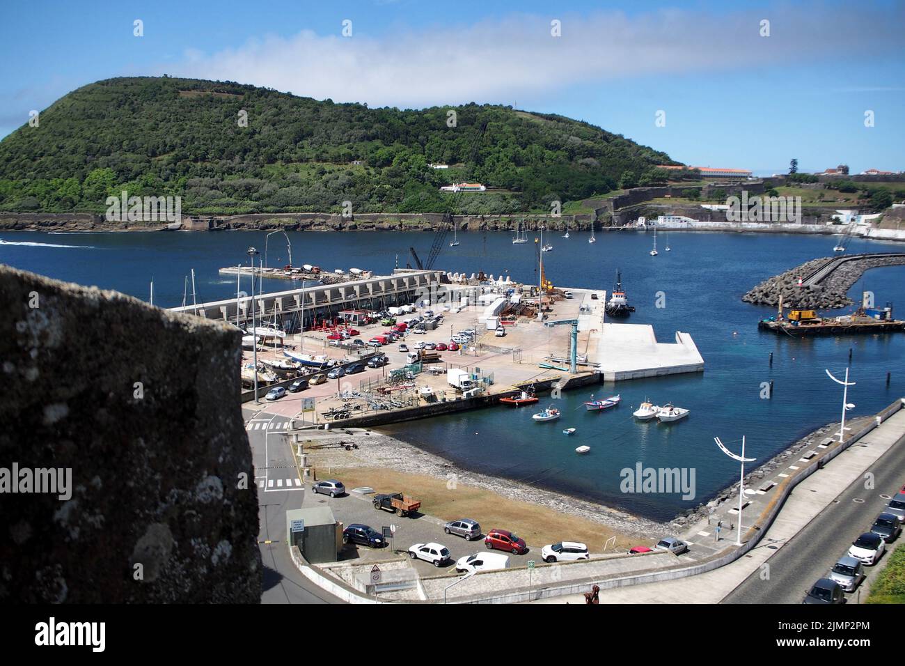 Vue sur la baie d'Angra depuis le fort de Sao Sebastiao, port de pêche, Mont Brésil en arrière-plan, Angra do Heroismo, Terceira, Portugal Banque D'Images